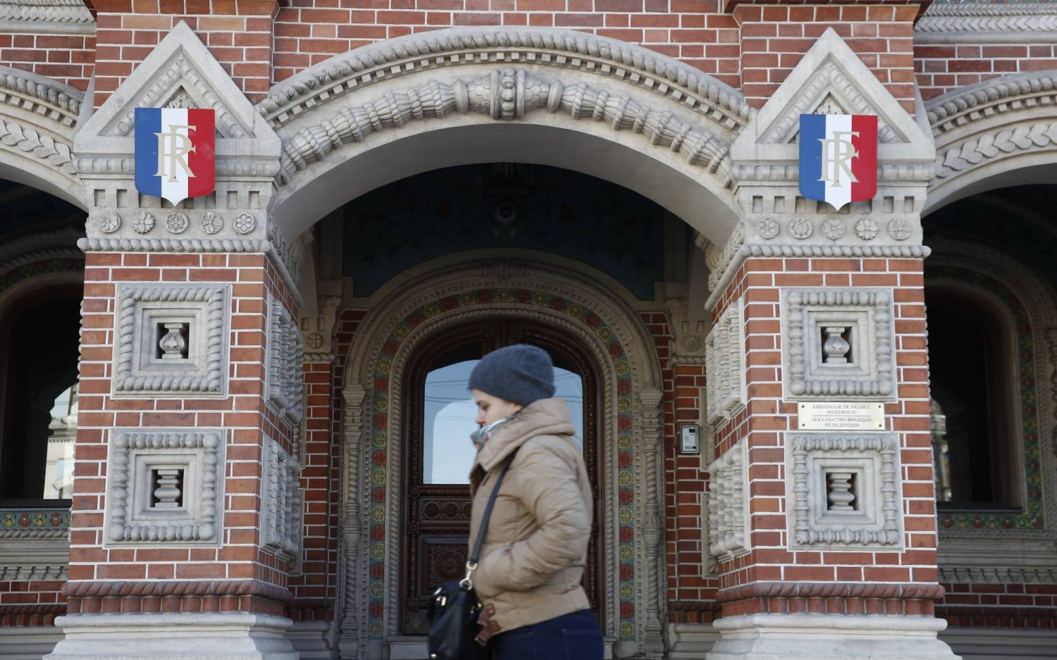امرأة تسير أمام سفارة فرنسا بموسكو (روسيا) في 29 مارس 2018 (رويترز)