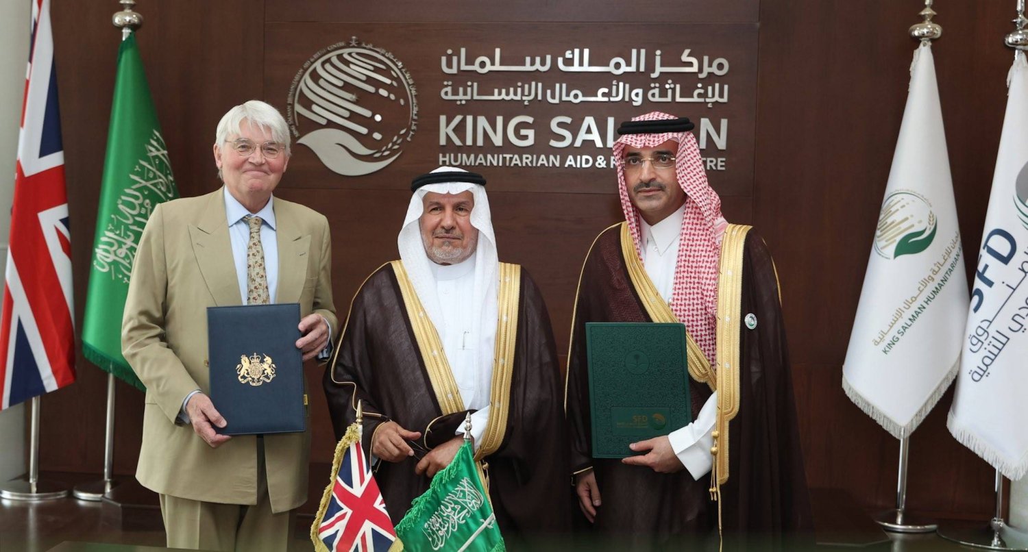 د. الربيعة وميتشل والمرشد عقب توقيع الاتفاقية في الرياض (واس)