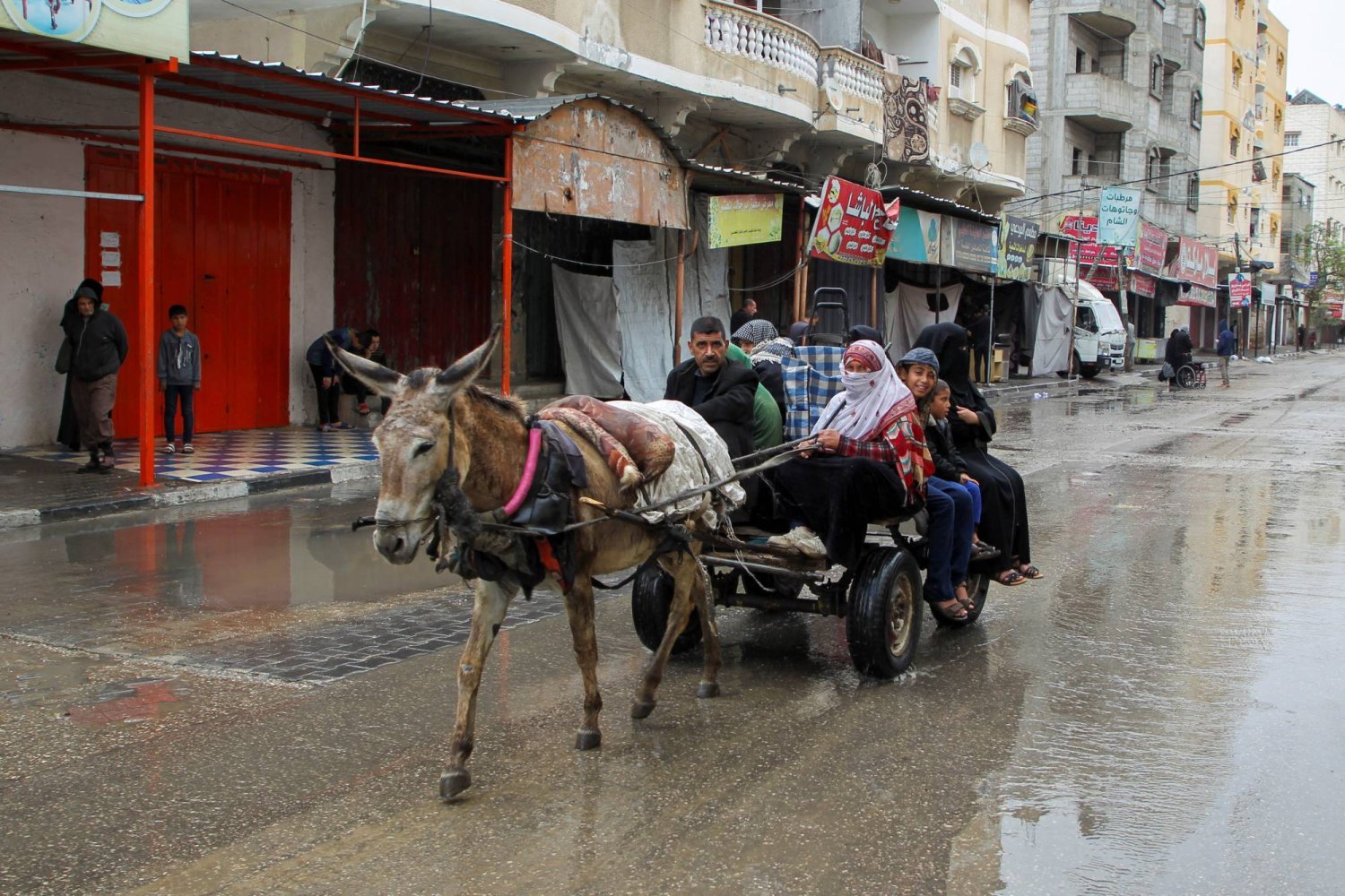 فلسطينيون يغادرون مناطق في شرق رفح بعد أمر الجيش الإسرائيلي بإخلائها (رويترز)
