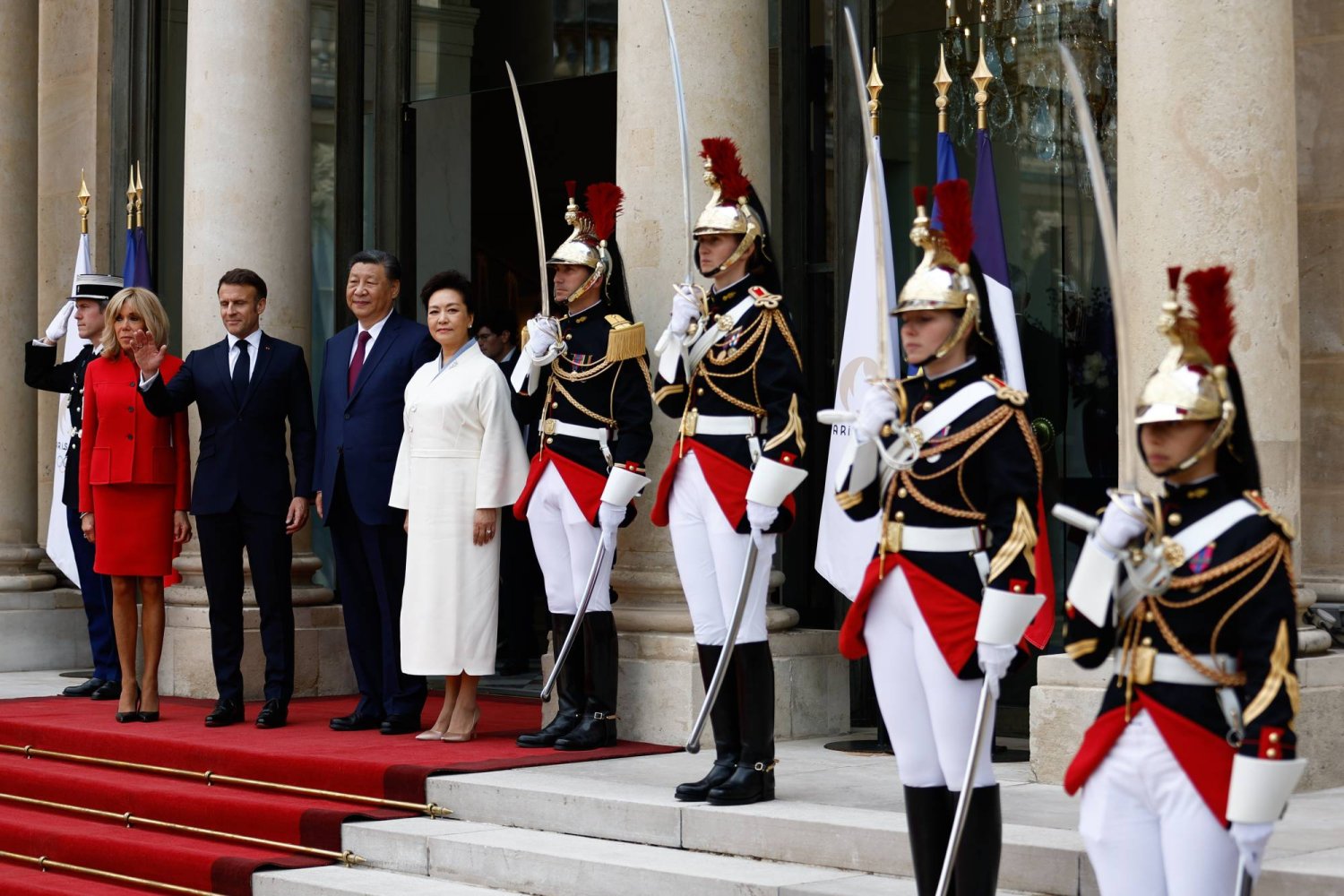 الرئيسان الفرنسي إيمانويل ماكرون والصيني شي جينبينغ مع زوجتيهما في «الإليزيه» الاثنين (إ.ب.أ)