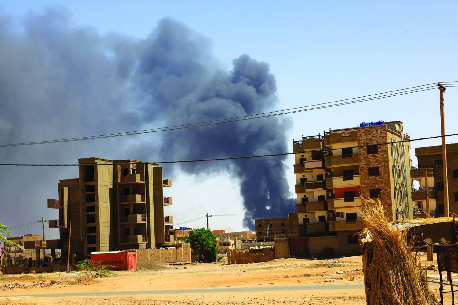 تصاعدت أعمدة الدخان في مناطق عدة من العاصمة السودانية جراء قصف بالطيران (رويترز)