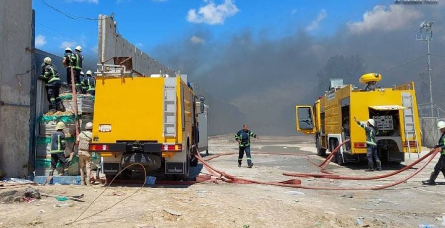 عناصر من «الإطفاء المصرية» تساعد في السيطرة على حريق اندلع جراء استهدافٍ لمخازن المساعدات في الجانب الفلسطيني من معبر رفح (القاهرة الإخبارية)