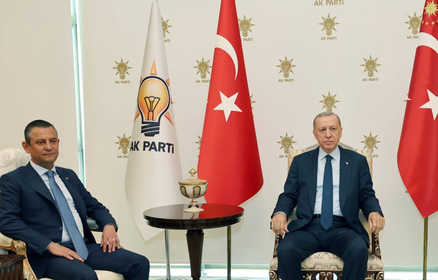 الرئيس رجب طيب إردوغان ورئيس «حزب الشعب الجمهوري» أوزغور أوزيل خلال لقائهما الجمعة الماضي (إ.ب.أ)