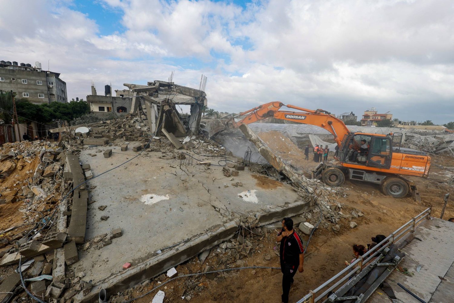 فلسطينيون يبحثون بين أنقاض مبنى دمّره القصف وسط الصراع المستمر بين إسرائيل و«حماس» في رفح بجنوب قطاع غزة (رويترز)