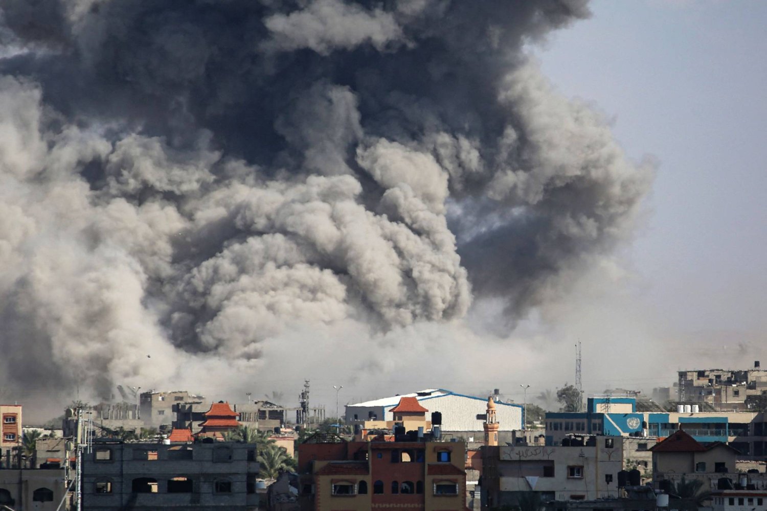 الدخان يتصاعد من رفح في أعقاب قصف إسرائيلي 6 مايو 2024 (أ.ف.ب)