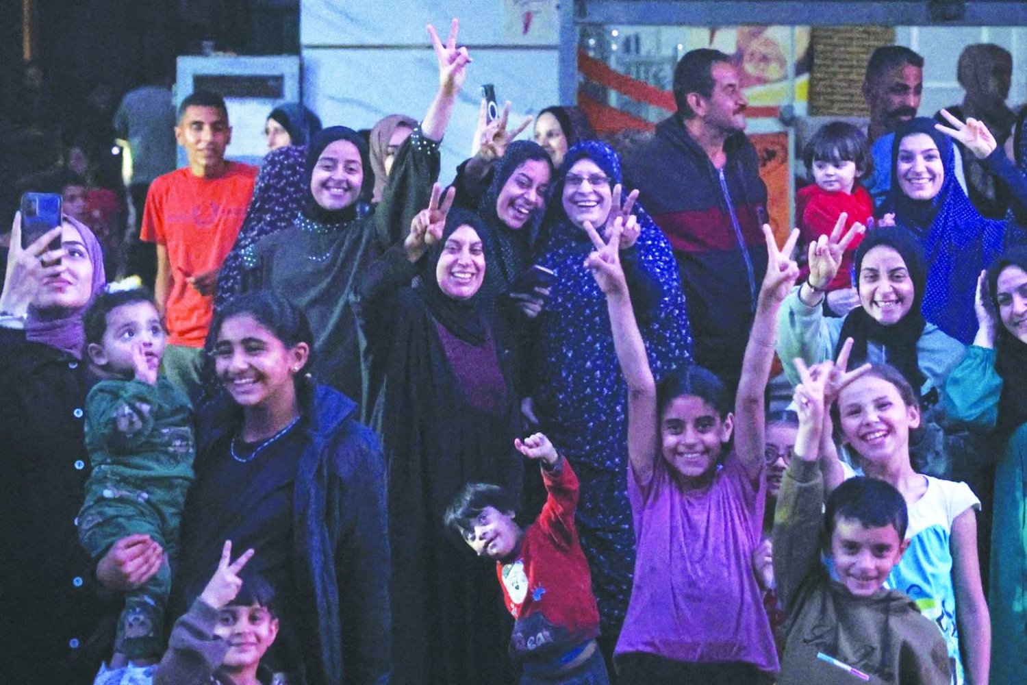 
فلسطينيون يحتفلون بإعلان «حماس» موافقتها على مقترح وقف النار في رفح بجنوب قطاع غزة أمس (أ.ف.ب)