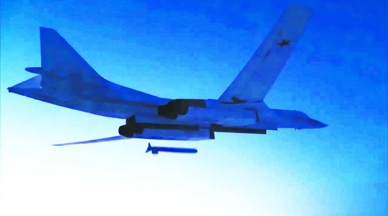 
صورة من شريط فيديو وزعته وزارة الدفاع الروسية لقاذفة بعيدة المدى من طراز «تي يو - 160» الاستراتيجية تُطلق صاروخ كروز خلال تدريبات (أرشيفية - أ.ب)