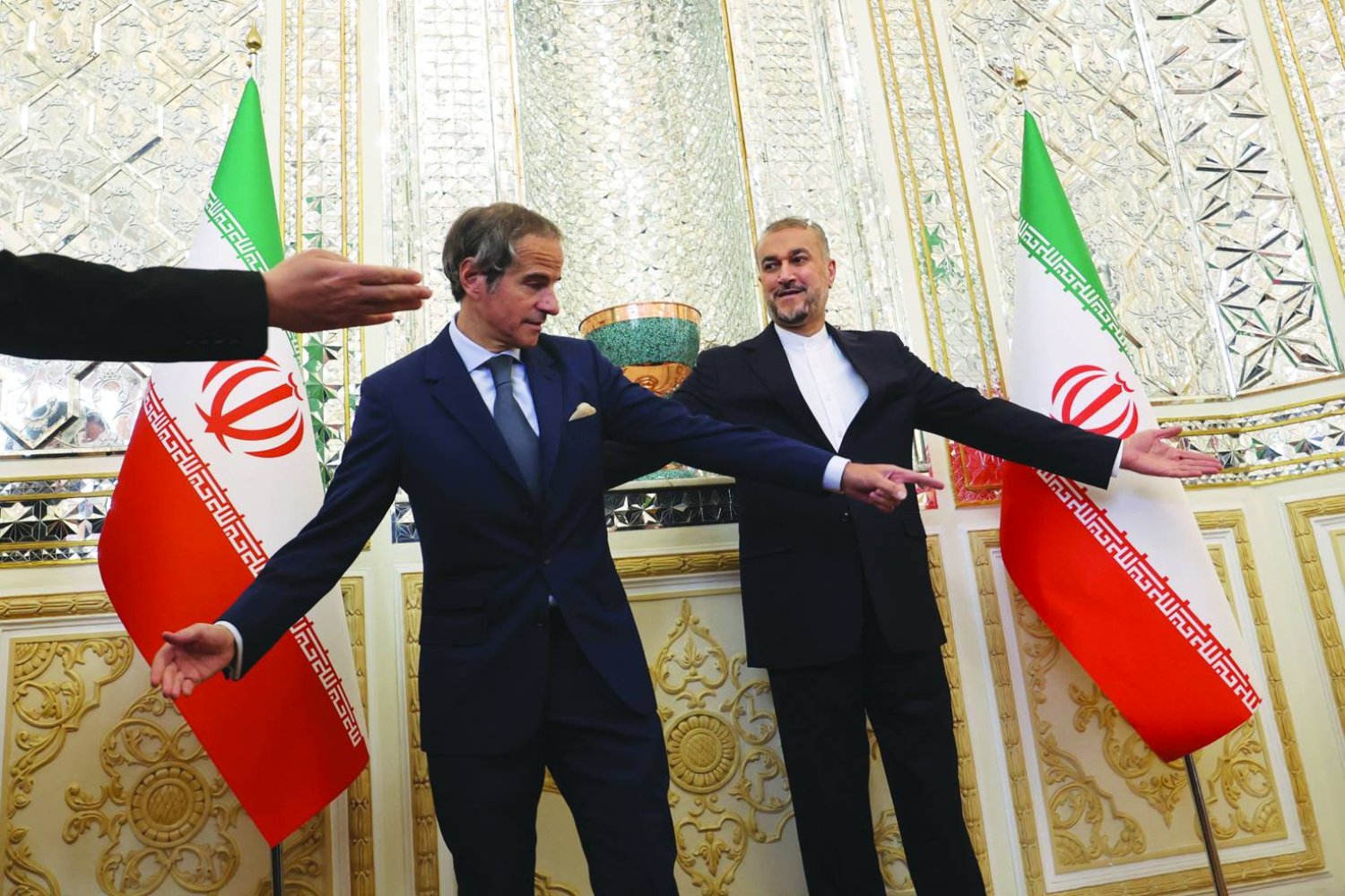 
وزير الخارجية الإيراني حسين أمير عبداللهيان يستقبل مدير الوكالة الدولية للطاقة الذرية رافاييل غروسي في طهران أمس (رويترز)