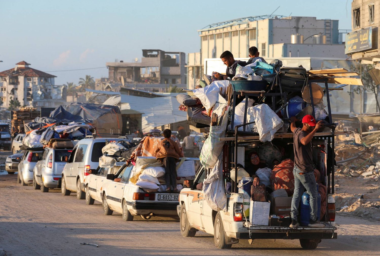 فلسطينيون يفرّون من رفح بعد أوامر الجيش الإسرائيلي بإخلاء أجزاء من المدينة (رويترز)