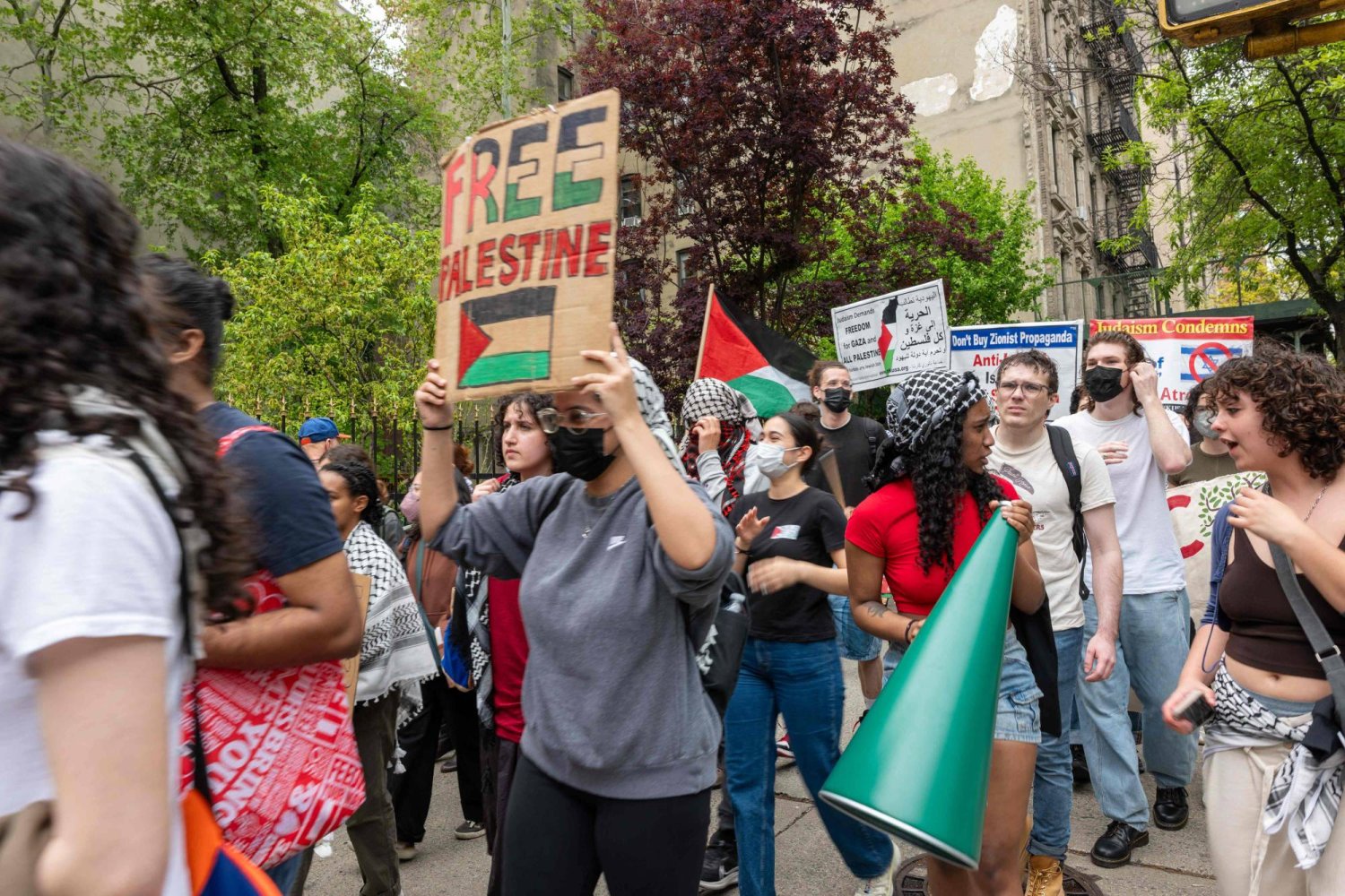 متظاهرون مؤيدون للفلسطينيين أمام جامعة كولومبيا (أ.ف.ب)