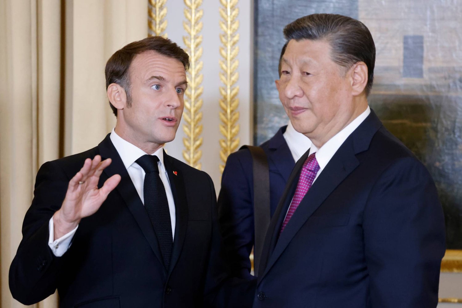 الرئيس الصيني شي جينبينغ ونظيره الفرنسي إيمانويل ماكرون (إ.ب.أ)