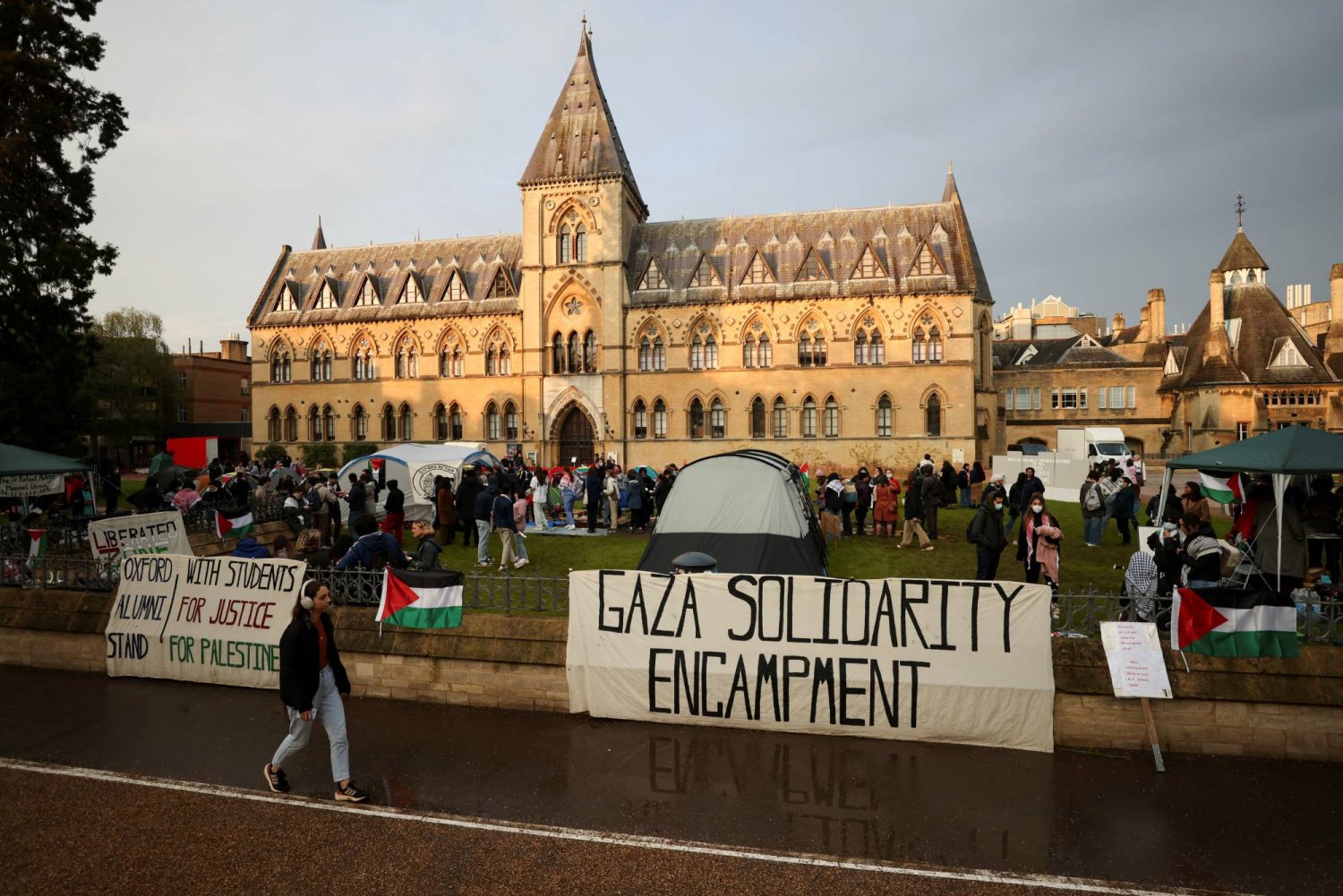 مخيمات احتجاج داعمة لغزة في حرم جامعة أكسفورد (رويترز)