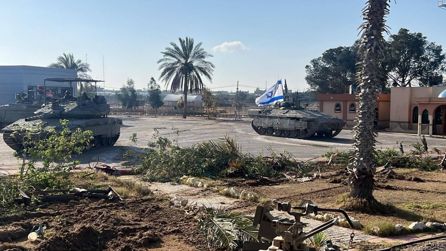 İsrail'in dün (pazartesi) Mısır-Refah sınırının yakınlarındaki binalara düzenlediği hava saldırısının ardından yükselen dumanlar. (AP)