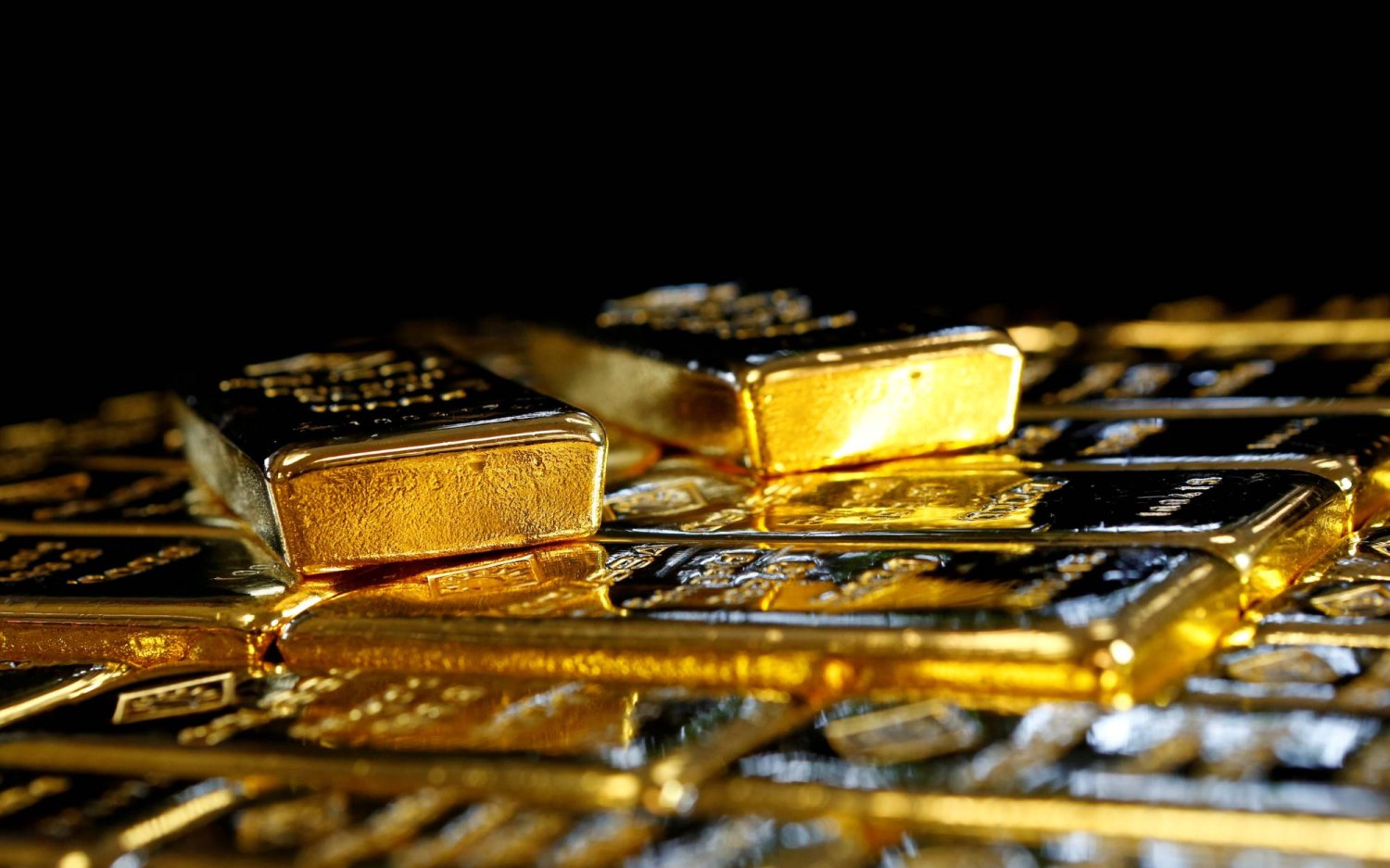 سبائك ذهبية في مصنع فصل الذهب والفضة النمساوي «أوغوسا» في فيينا النمسا (رويترز)