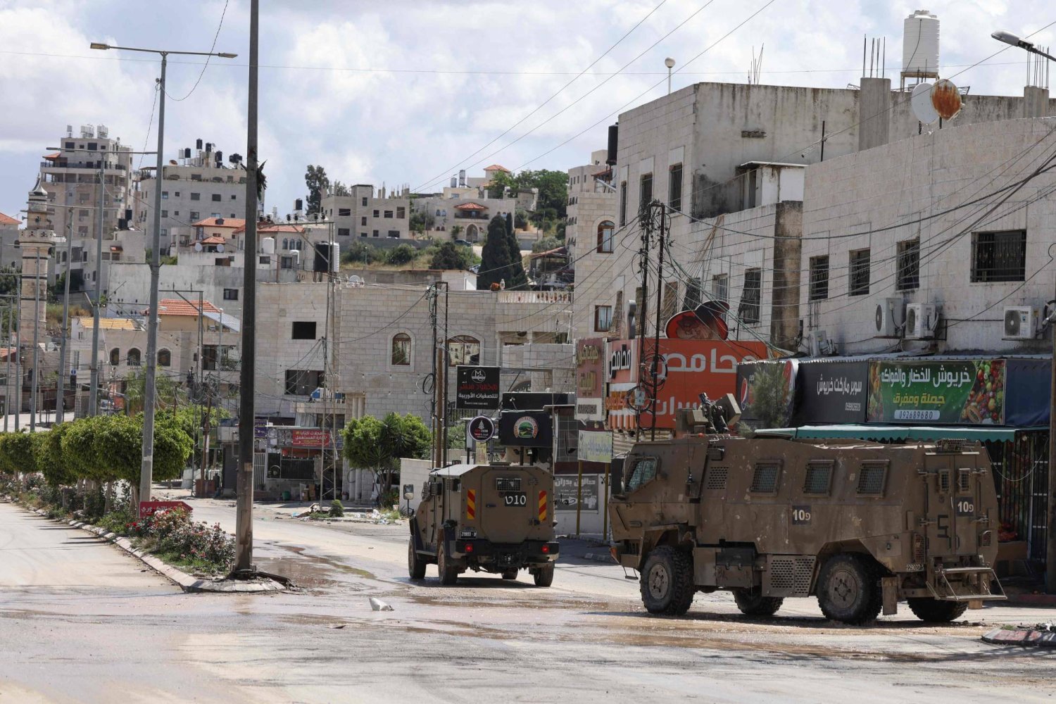 القوات الإسرائيلية تقوم بدورية على طريق مهجورة في طولكرم خلال غارة على المدينة بالضفة الغربية (أ.ف.ب)