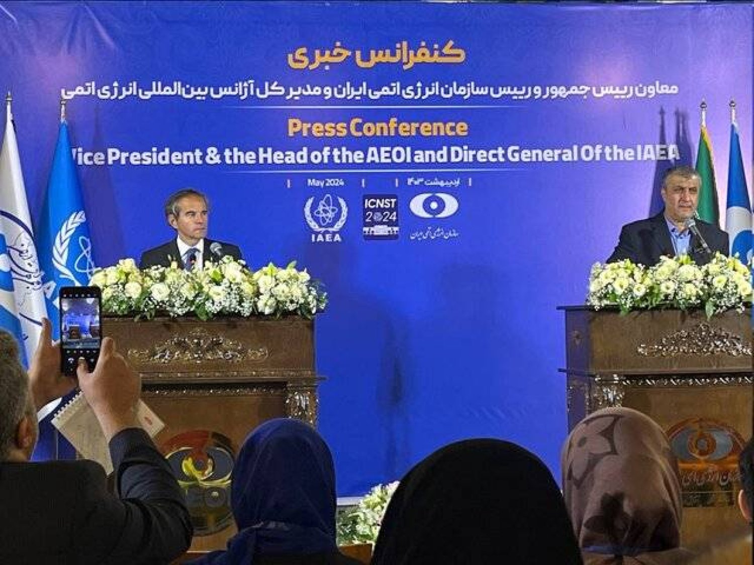 غروسي وإسلامي خلال مؤتمر صحافي مشترك في أصفهان (إيسنا)