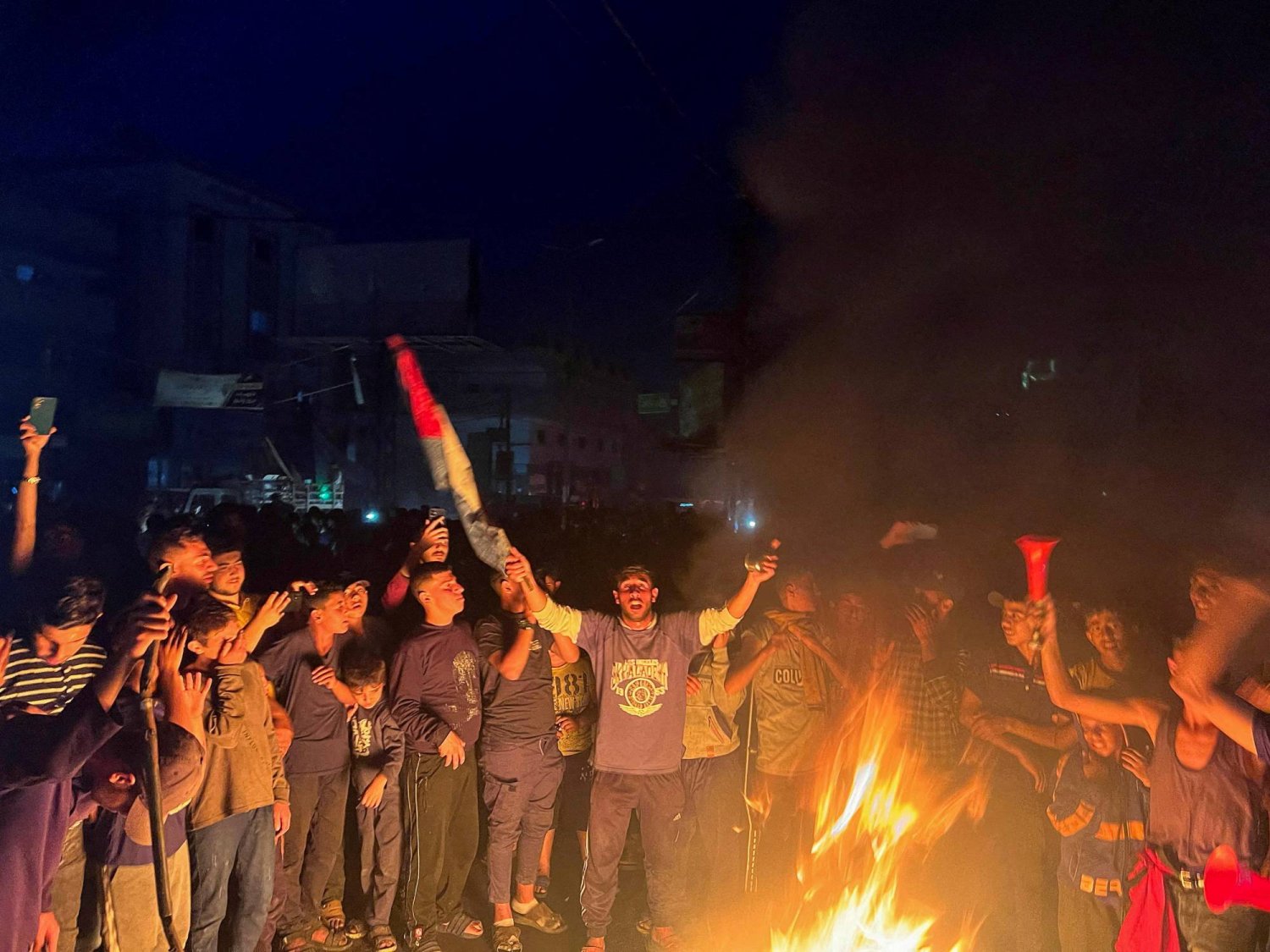 احتفالات في رفح بين الفلسطينيين بعد قبول «حماس» اقتراح وقف إطلاق النار من مصر وقطر (رويترز)
