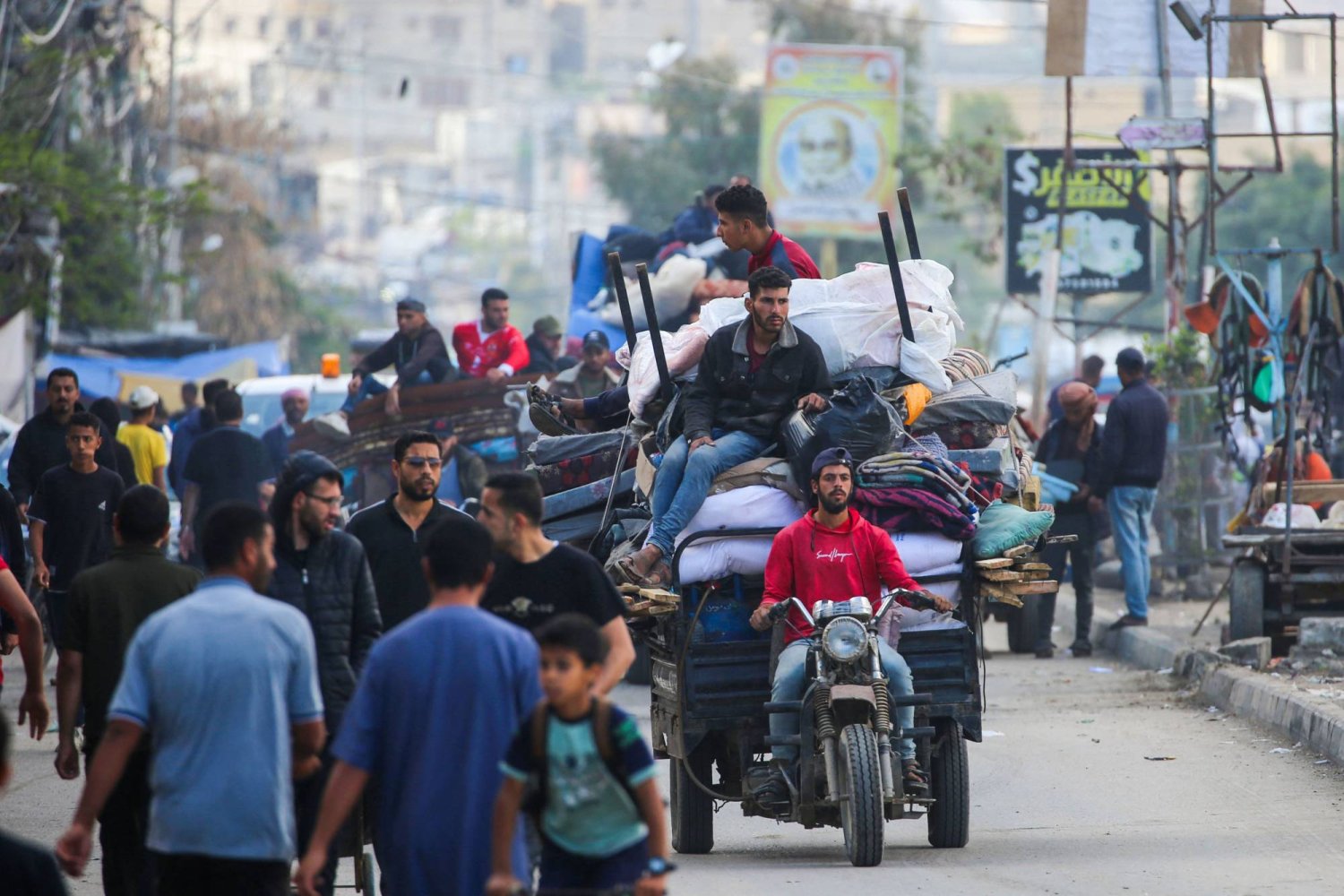 نازحون فلسطينيون يفرون من رفح بأمتعتهم إلى مناطق أكثر أمانًا في جنوب قطاع غزة (أ.ف.ب)