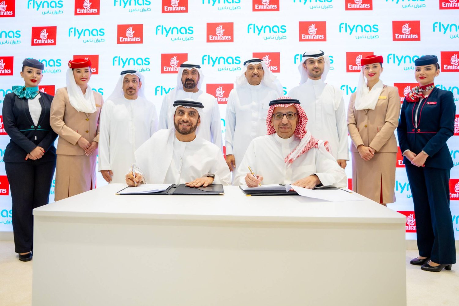 جانب من توقيع الاتفاقية بين «طيران الإمارات» و«ناس» (الشرق الأوسط)
