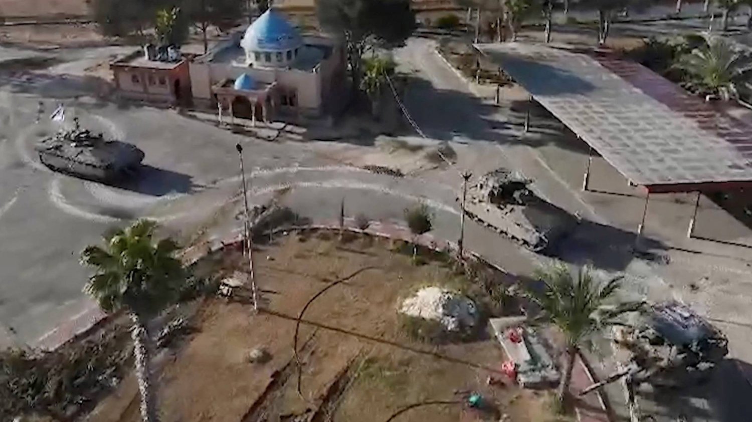 مركبات عسكرية إسرائيلية في الجانب الغزاوي من معبر رفح بجنوب قطاع غزة في لقطة مأخوذة من مقطع فيديو نُشر في 7 مايو 2024 (رويترز)