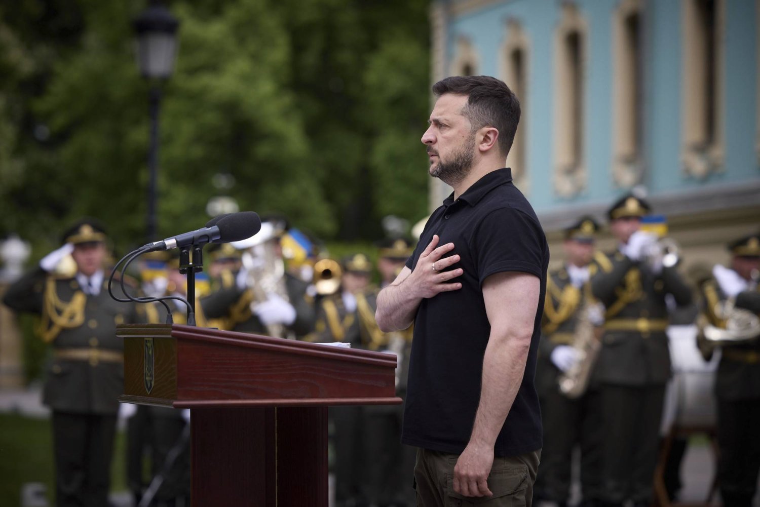 الرئيس الأوكراني فولوديمير زيلينسكي يستمع إلى النشيد الوطني الأوكراني في ساحة الدستور بالعاصمة الأوكرانية كييف 6 مايو 2024 (د.ب.أ)