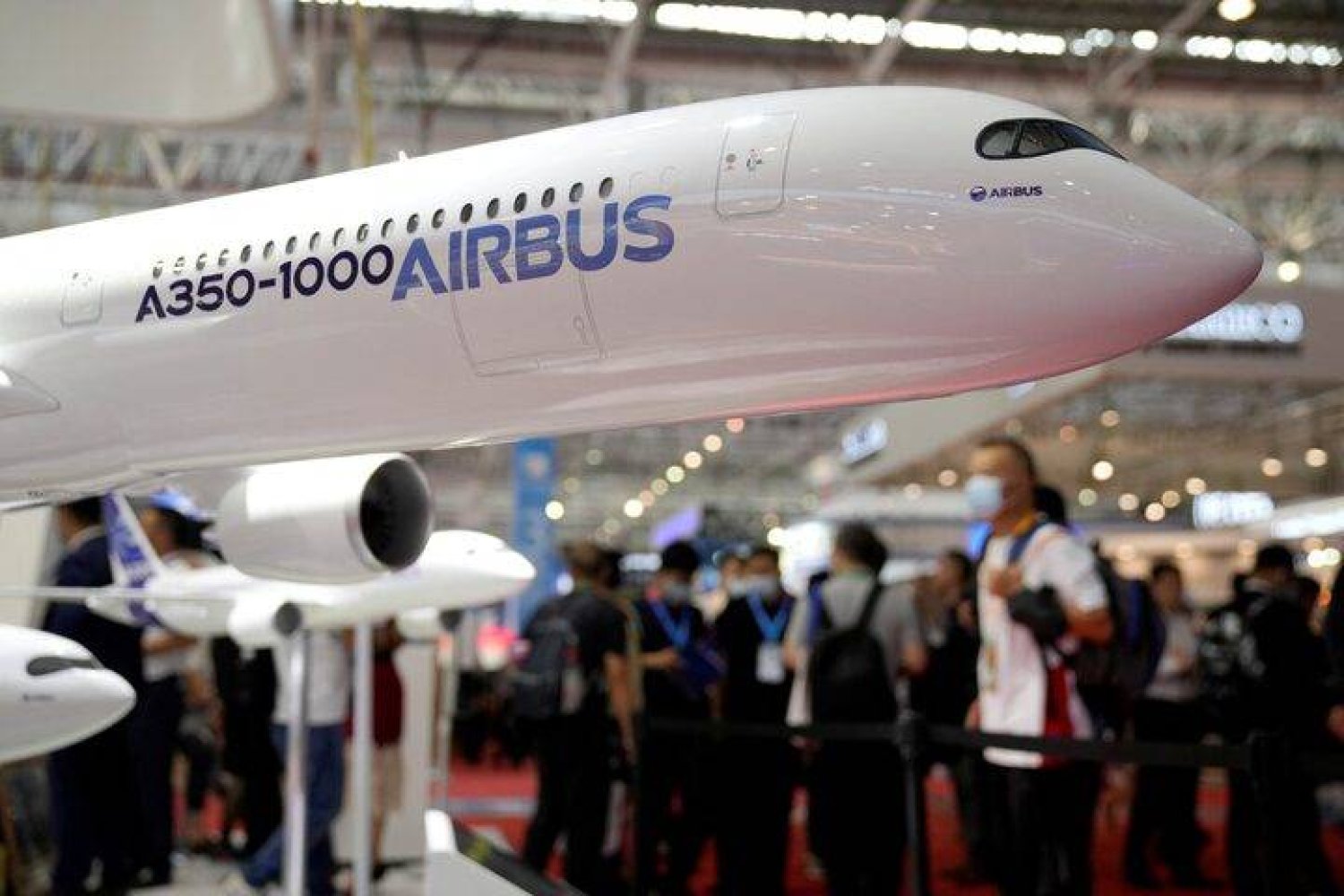 عرض نموذج لطائرة إيرباص في معرض الصين الدولي للطيران والفضاء (رويترز)