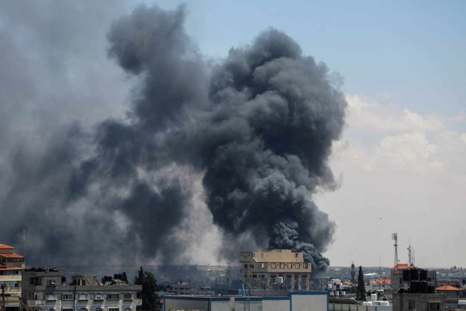 تصاعد أعمدة الدخان نتيجة العمليات الإسرائيلية في شرق رفح (رويترز)
