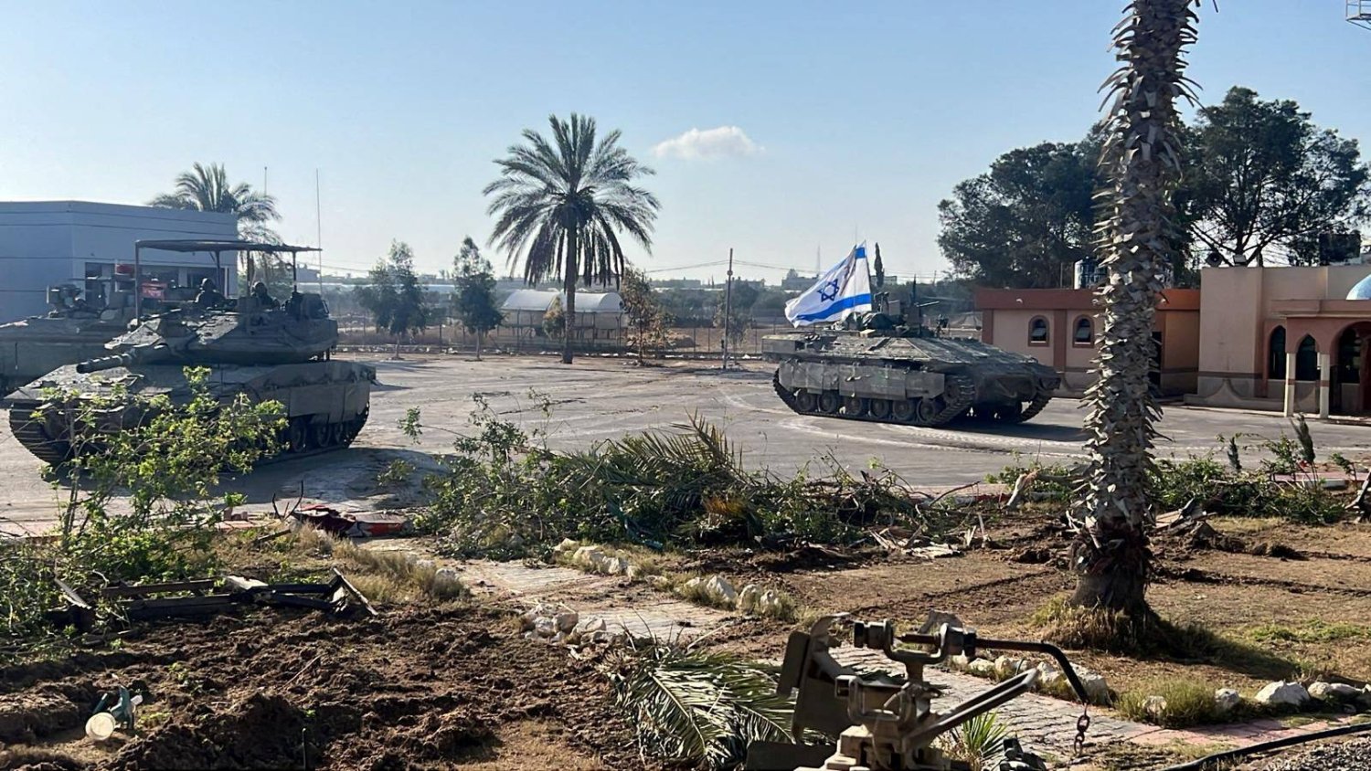 مدرعات إسرائيلية عند معبر رفح من الجانب الفلسطيني (رويترز)