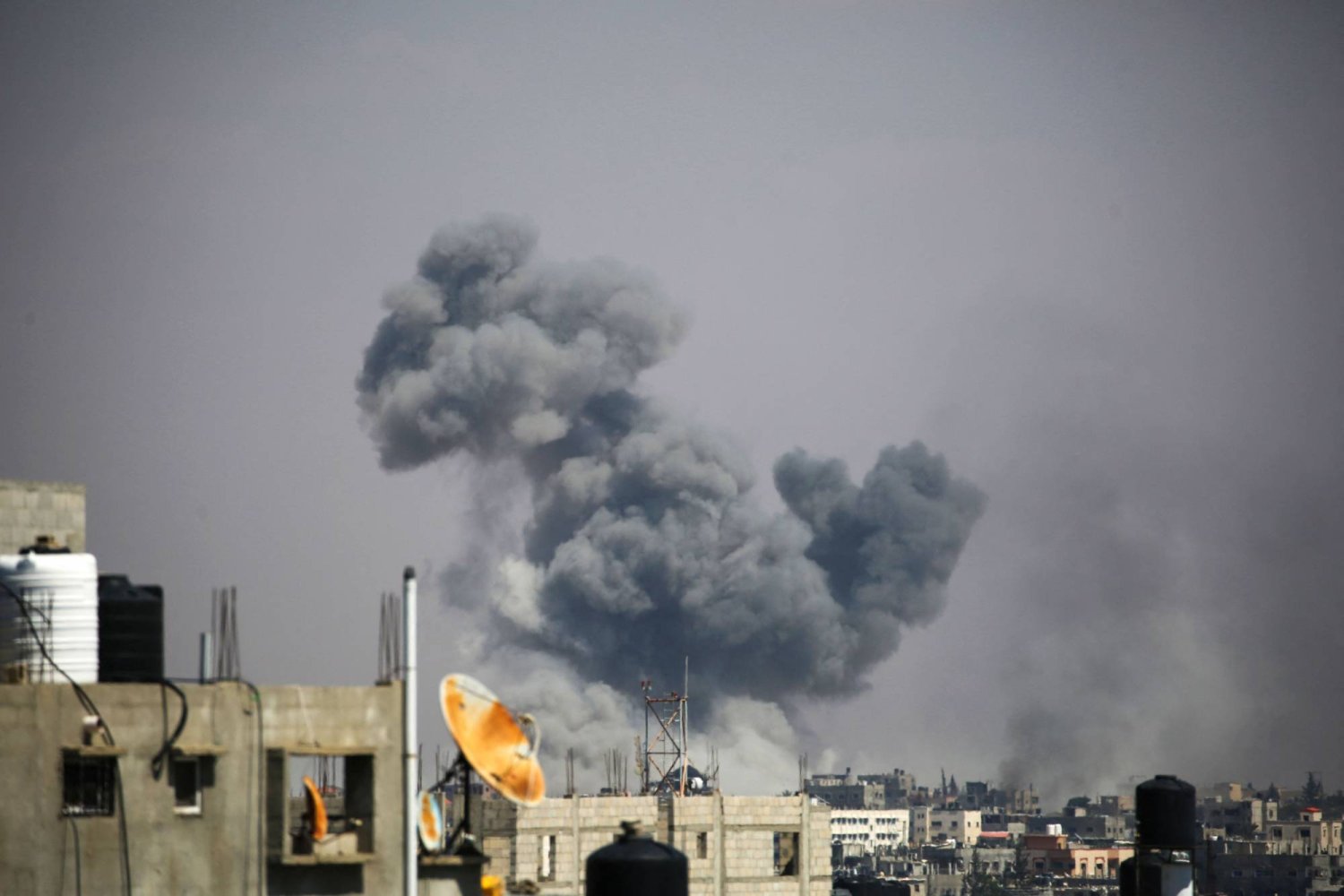 دخان يتصاعد من غارات إسرائيلية على شرق رفح في جنوب قطاع غزة 7 مايو 2024 (أ.ف.ب)