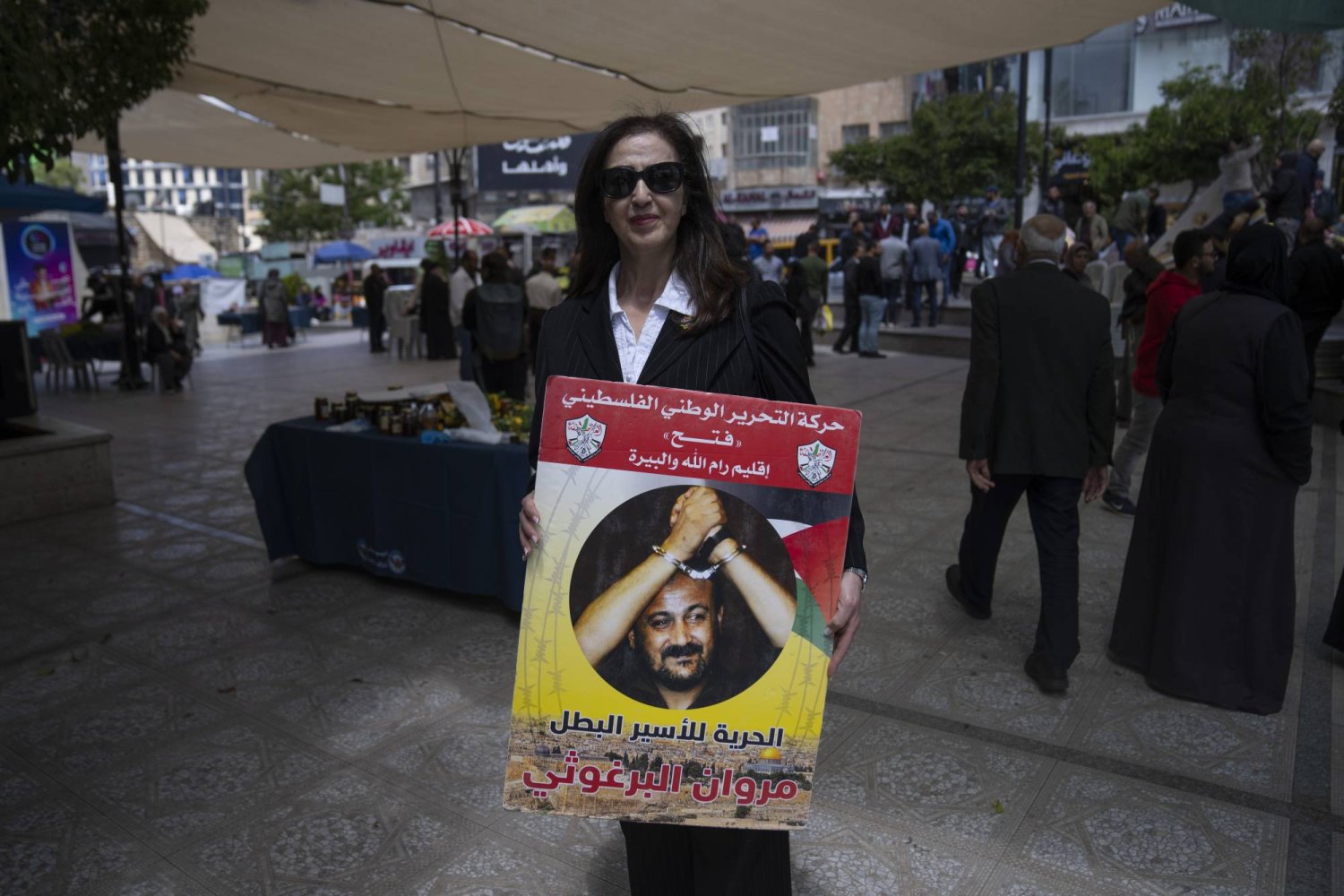 سيدة تحمل صورة مروان البرغوثي خلال تجمع للمطالبة بإطلاق الأسرى في سجون إسرائيل بمدينة رام الله الثلاثاء (أ.ب)
