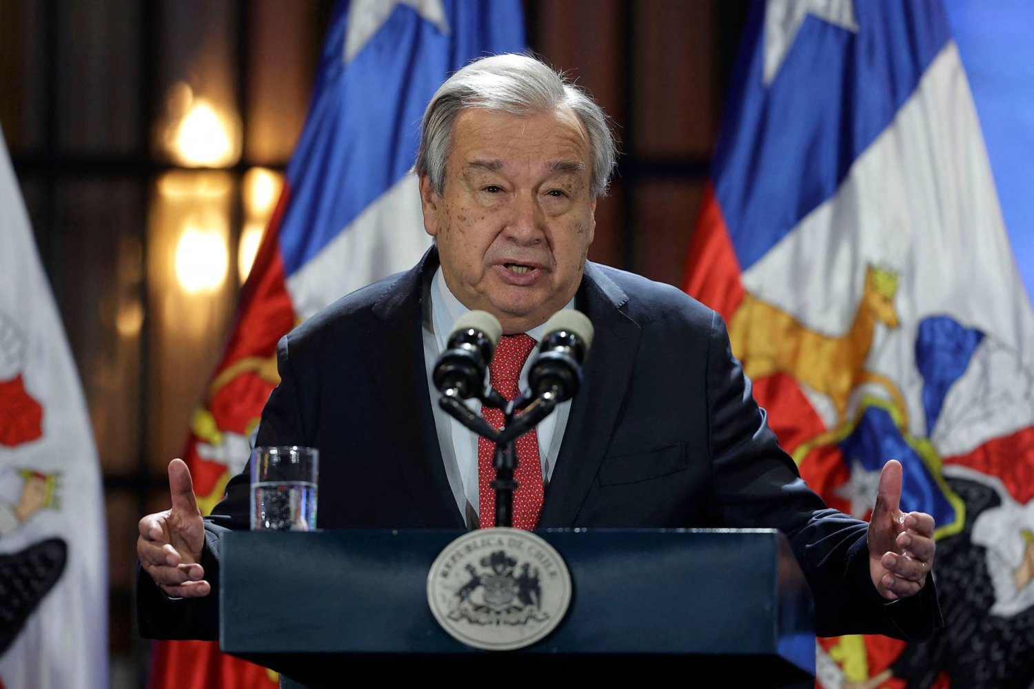 أمين عام الأمم المتحدة أنطونيو غوتيريش يتحدث خلال مؤتمر صحافي في سانتياغو - تشيلي 2 مايو 2024 (أ.ف.ب)