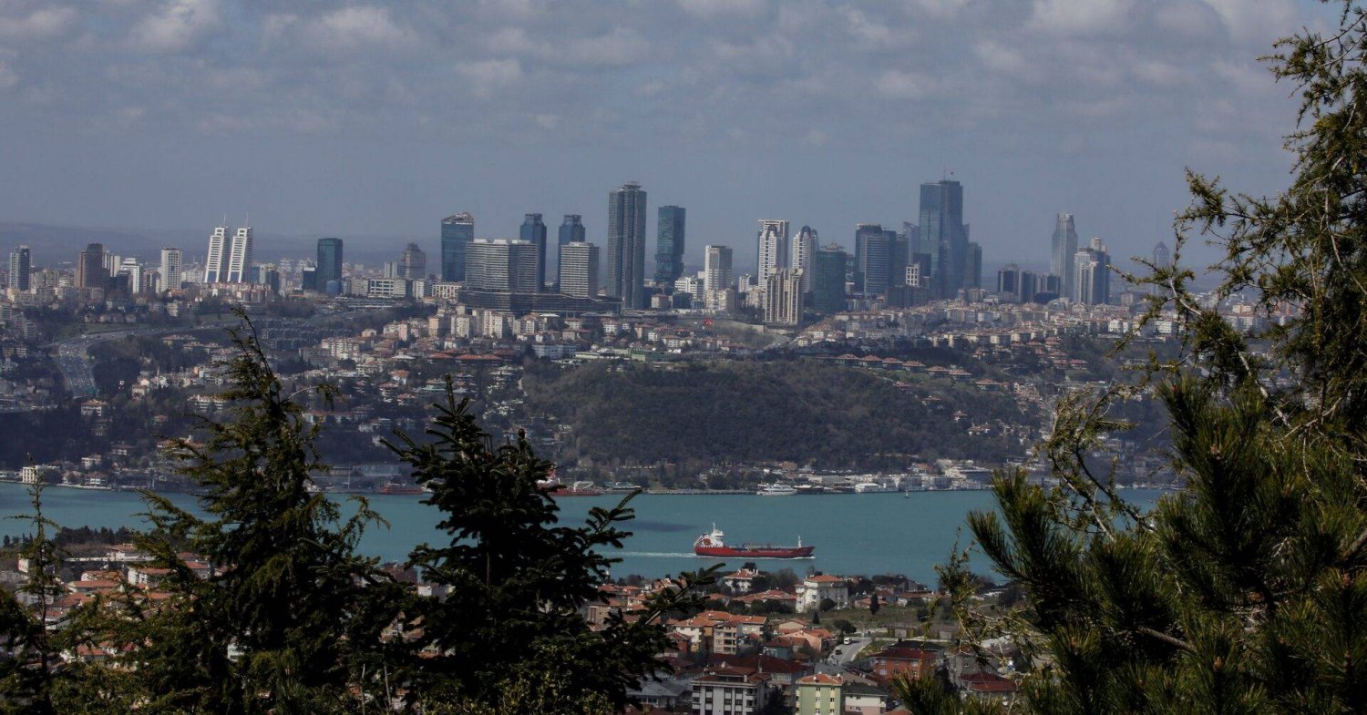 سفينة تجارية تبحر عبر مضيق البوسفور أثناء تفشي جائحة كورونا (كوفيد - 19) في إسطنبول - تركيا (رويترز)