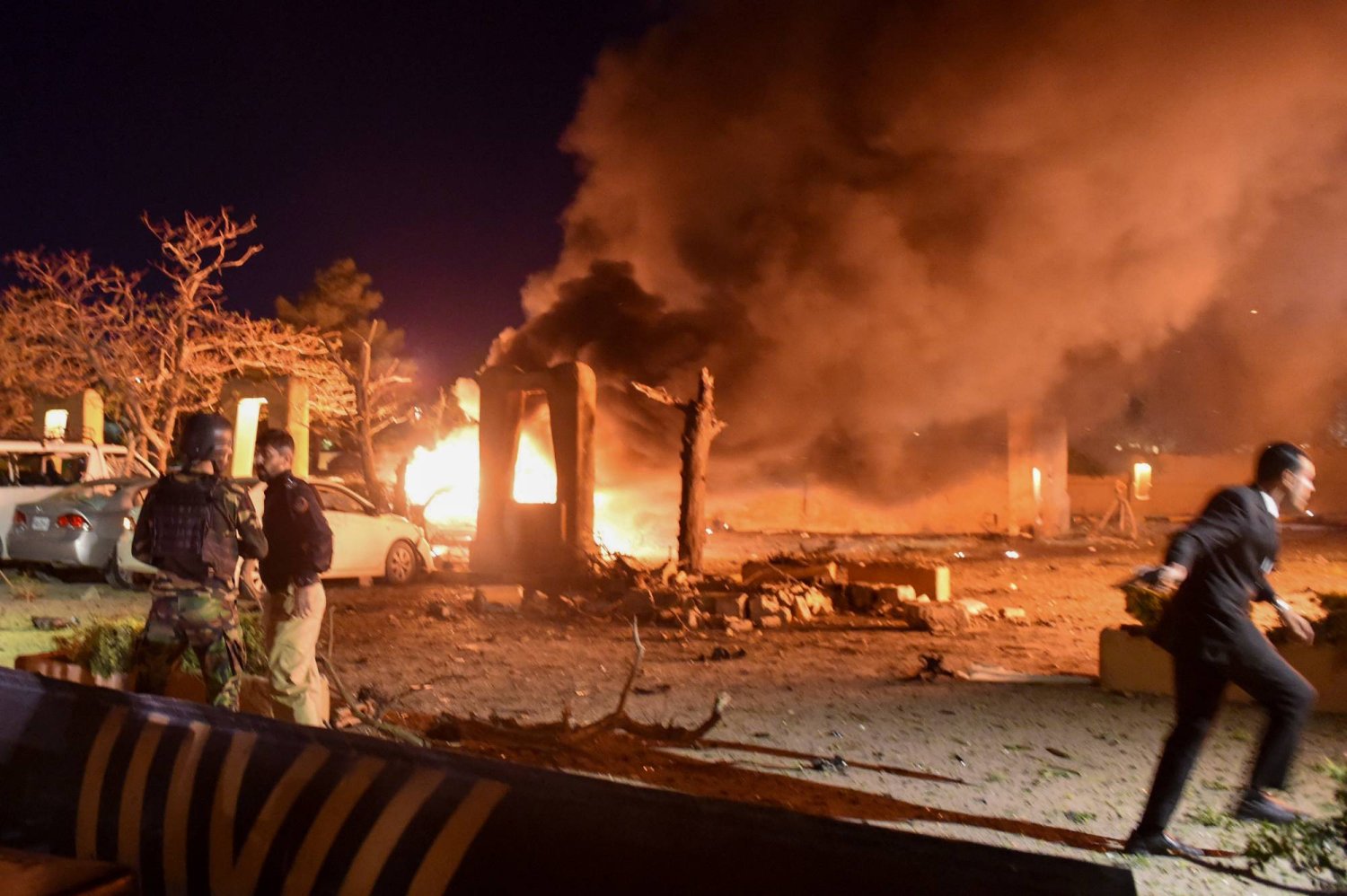 صورة من موقع انفجار استهدف فندقاً فخماً في كويتا بباكستان في 21 أبريل 2021 (رويترز)