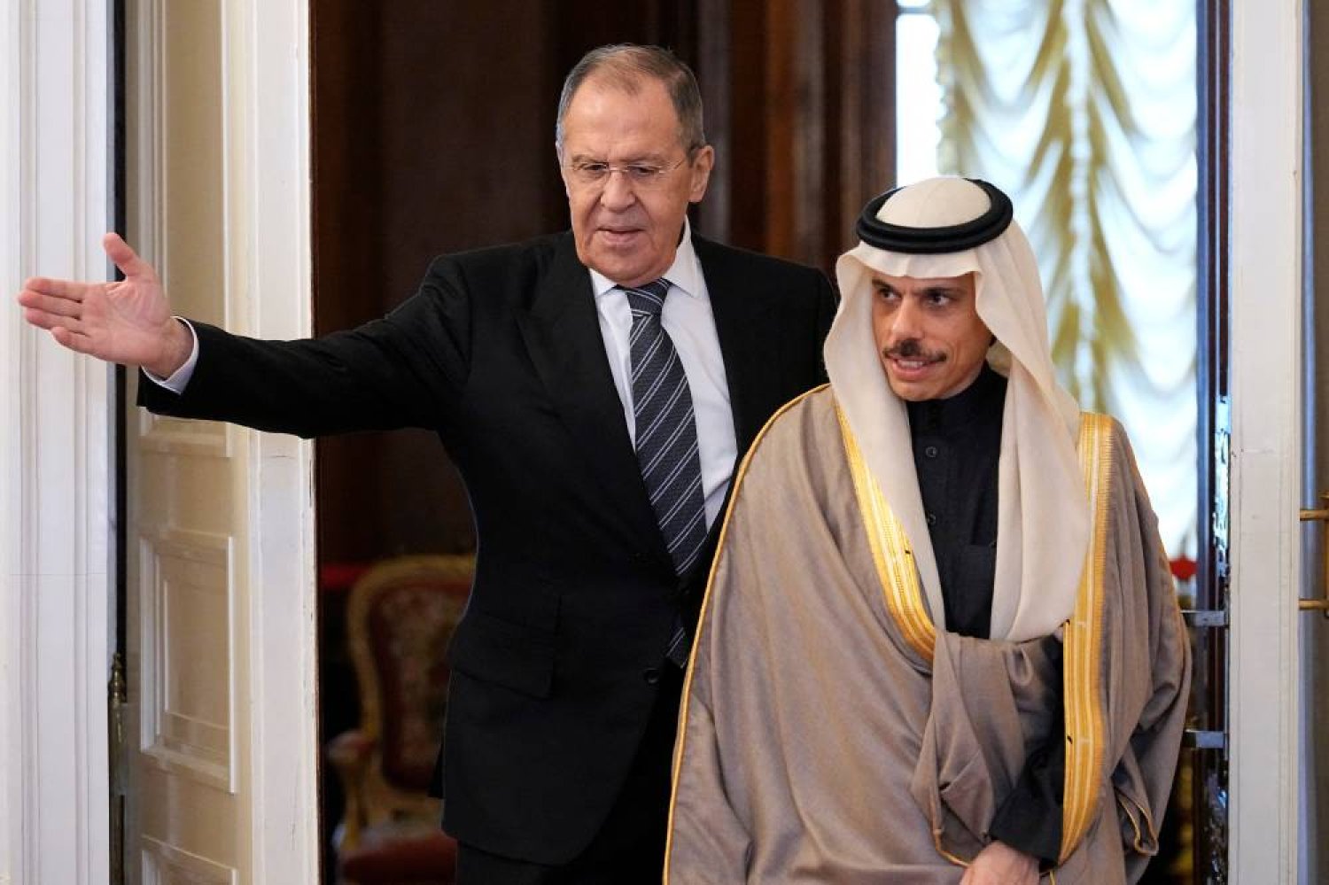 وزير الخارجية الروسي يرحب بنظيره السعودي خلال زيارة سابقة إلى موسكو (أرشيفية - إ.ب.أ)
