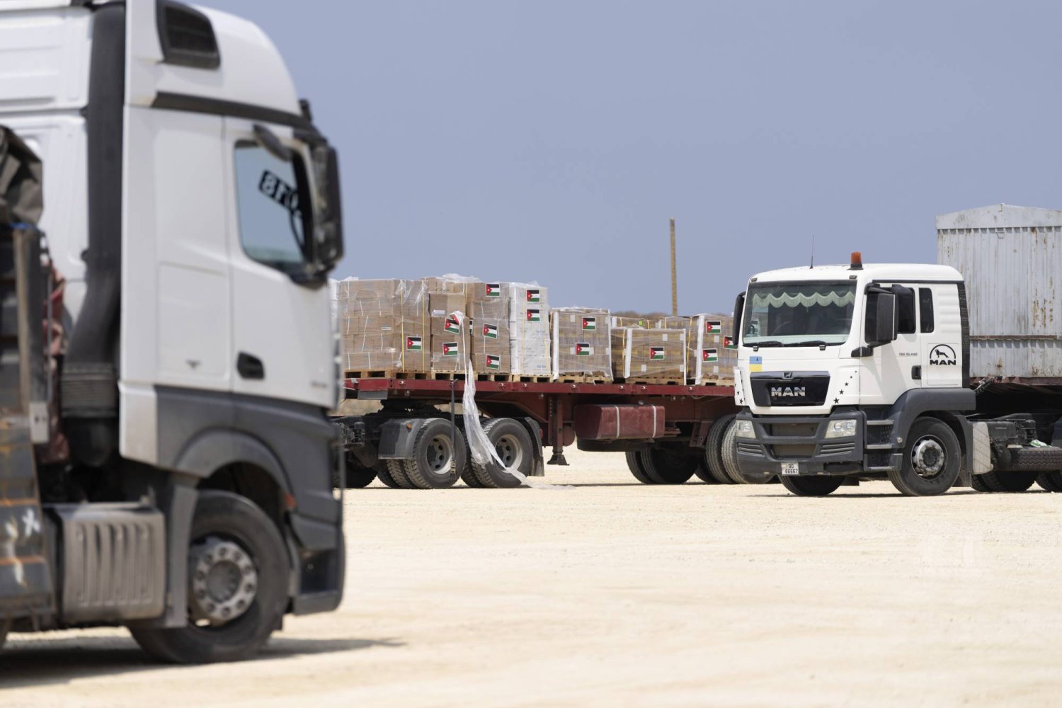 مساعدات من الأردن تنتظر منطقة تفتيش للشاحنات التي تحمل إمدادات المساعدات الإنسانية المتجهة إلى قطاع غزة على الجانب الفلسطيني من معبر «إيريز» بين جنوب إسرائيل وغزة الأربعاء 1 مايو 2024 (أ.ب)