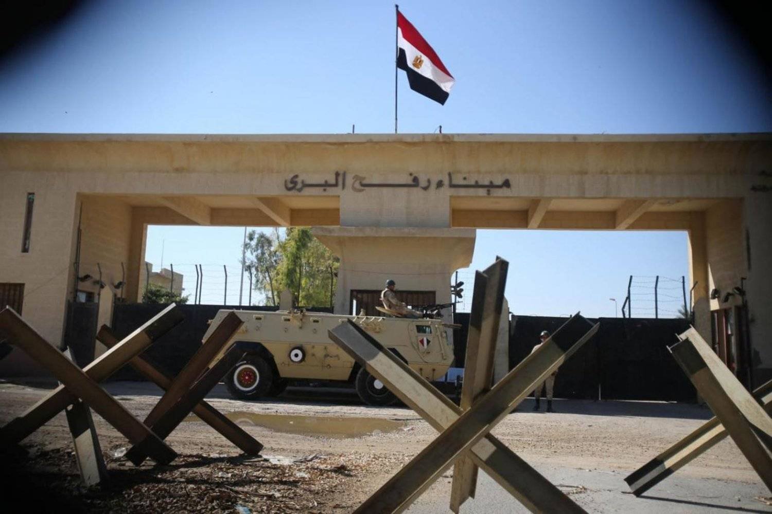 صورة من الجانب المصري من معبر رفح الحدودي بين مصر وقطاع غزة (رويترز)
