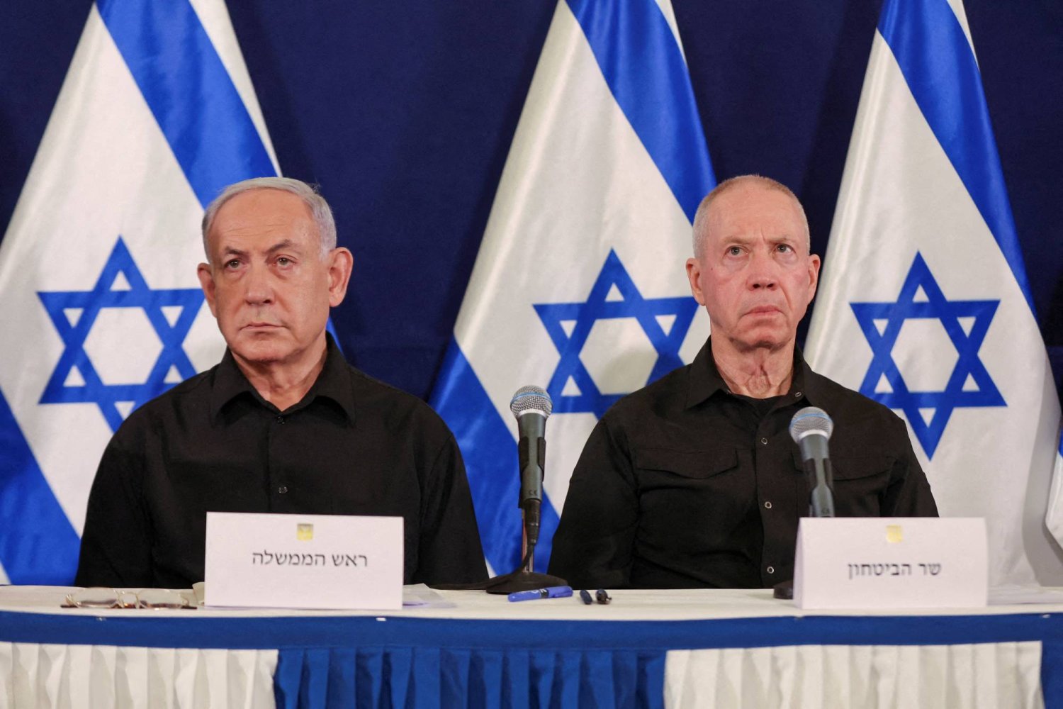 رئيس الوزراء الإسرائيلي بنيامين نتنياهو ووزير الدفاع الإسرائيلي يوآف غالانت خلال مؤتمر صحافي في قاعدة كيريا العسكرية في تل أبيب، إسرائيل 28 أكتوبر 2023 (رويترز)
