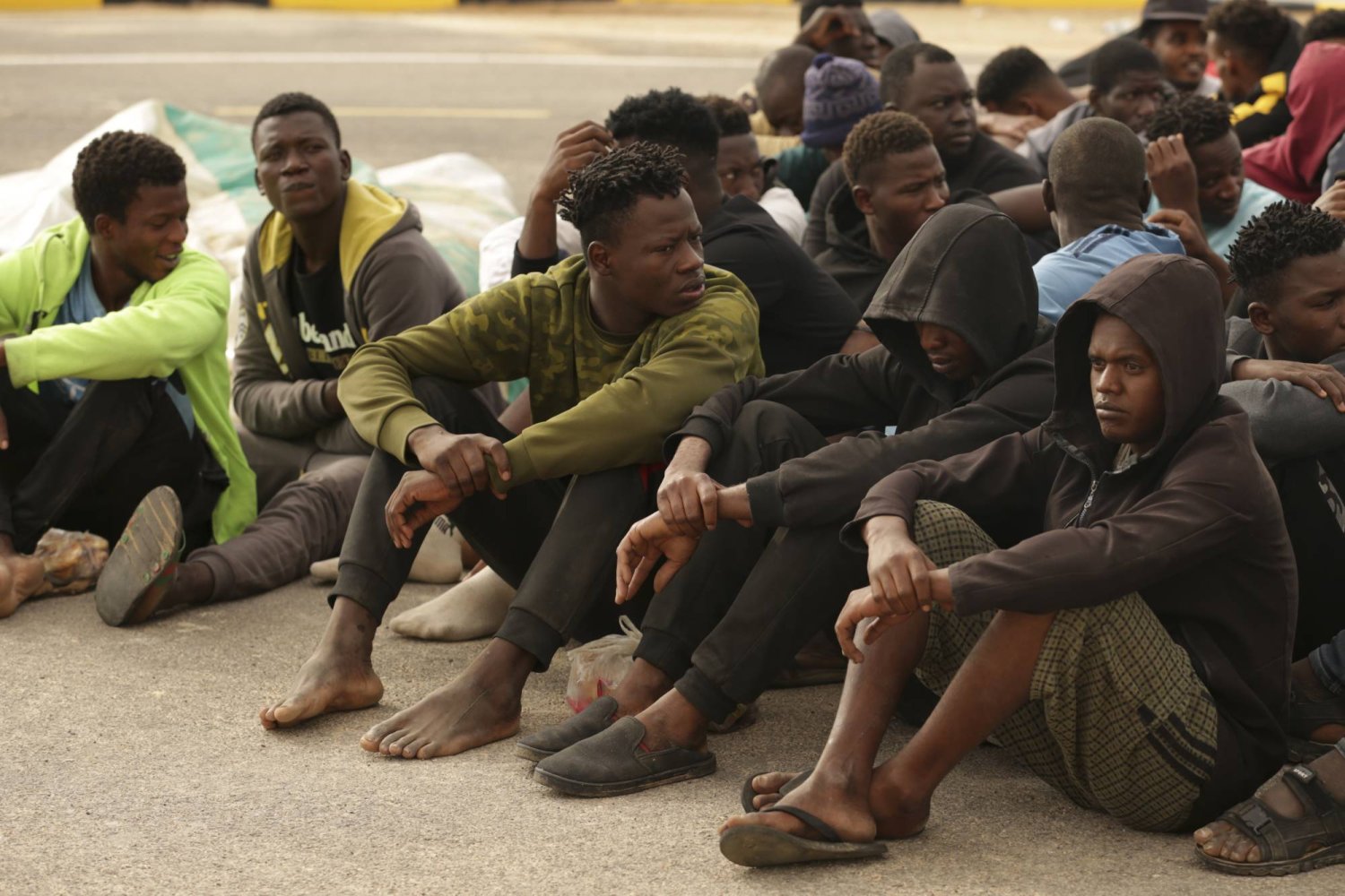 مهاجرون غير شرعيين تم احتجازهم في طرابلس (أ.ب)