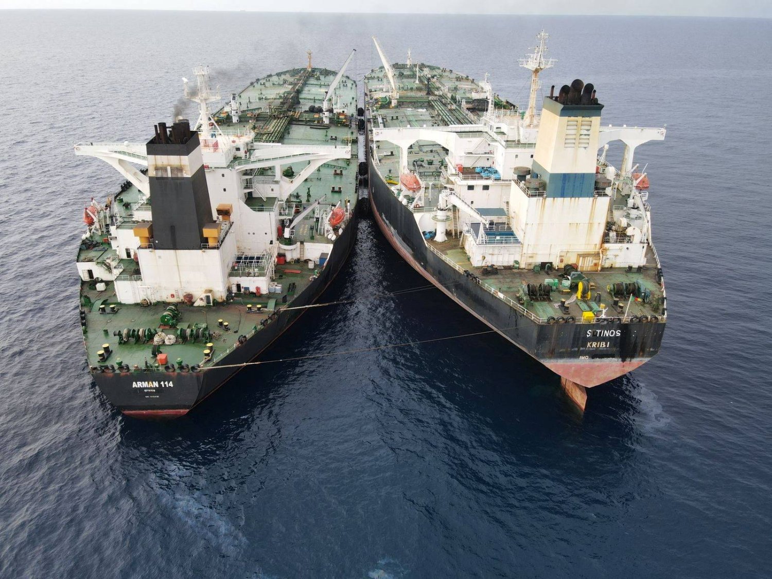 صورة وزعتها وكالة الأمن البحري الإندونيسية من ناقلة النفط «إم تي أرمان» الإيرانية التي تقوم بنقل النفط إلى السفينة «إم تي إس تينوس» التي ترفع علم الكاميرون  في يوليو الماضي (رويترز)