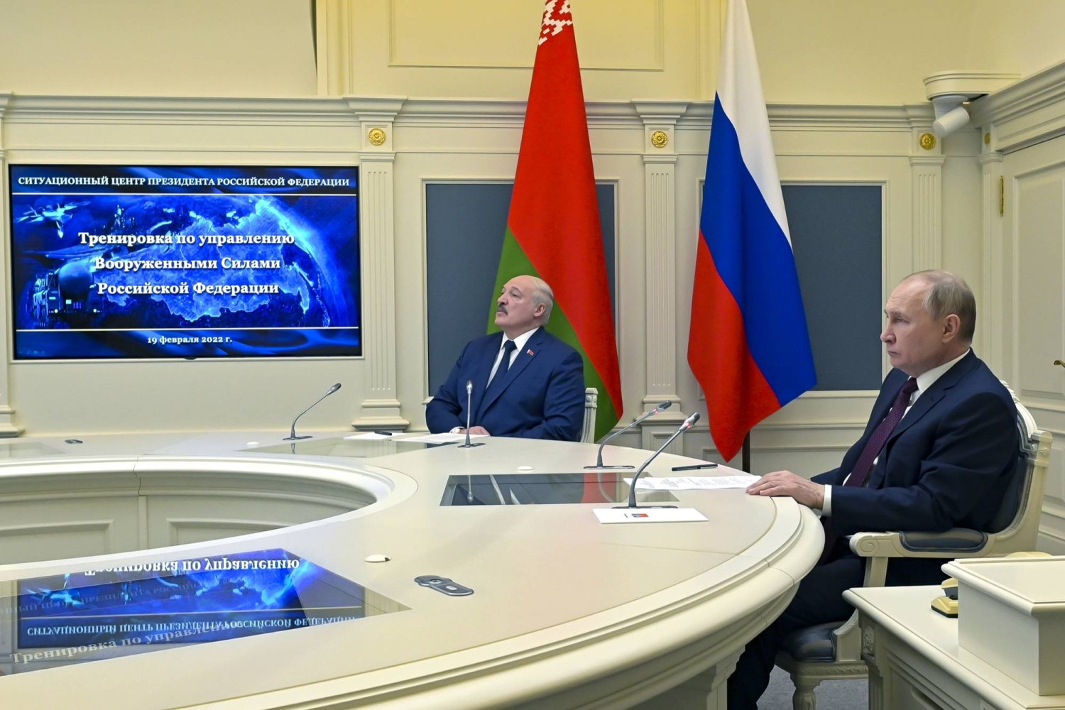 الرئيس الروسي فلاديمير بوتين وإلى يمينه رئيس بيلاروسيا ألكسندر لوكاشينكو يتابعان تدريبات عسكرية في موسكو (أرشيفية - أ.ب)
