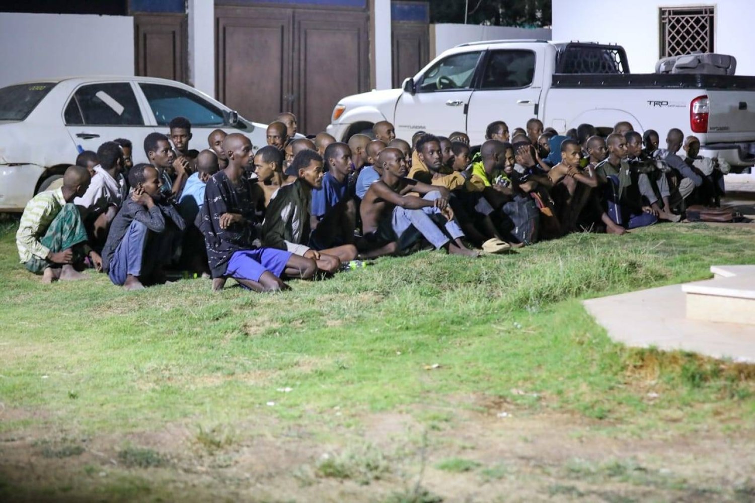 عدد من مهاجرين غير نظاميين بعد تحريرهم من عصابة للاتجار بالبشر في جنوب شرق ليبيا (جهاز البحث الجنائي)