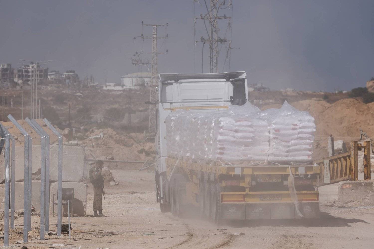 İnsani yardım yüklü tırlar İsrail'in güneyindeki Erez geçiş noktasından Gazze Şeridi'ne doğru yola çıktı (Reuters)