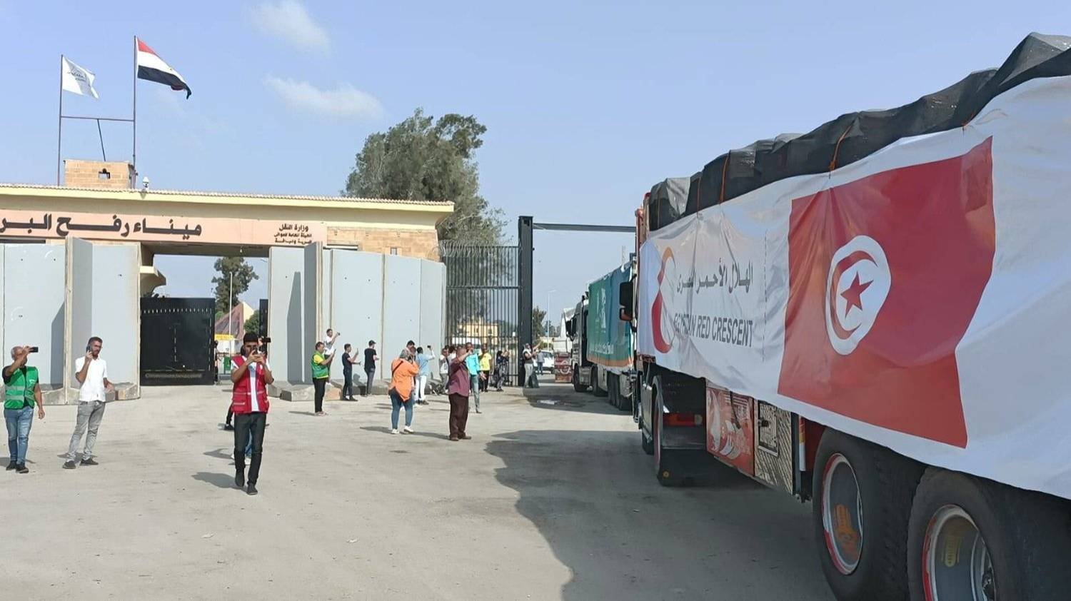 مساعدات مصرية في طريقها إلى غزة عبر معبر رفح (الشرق الأوسط)