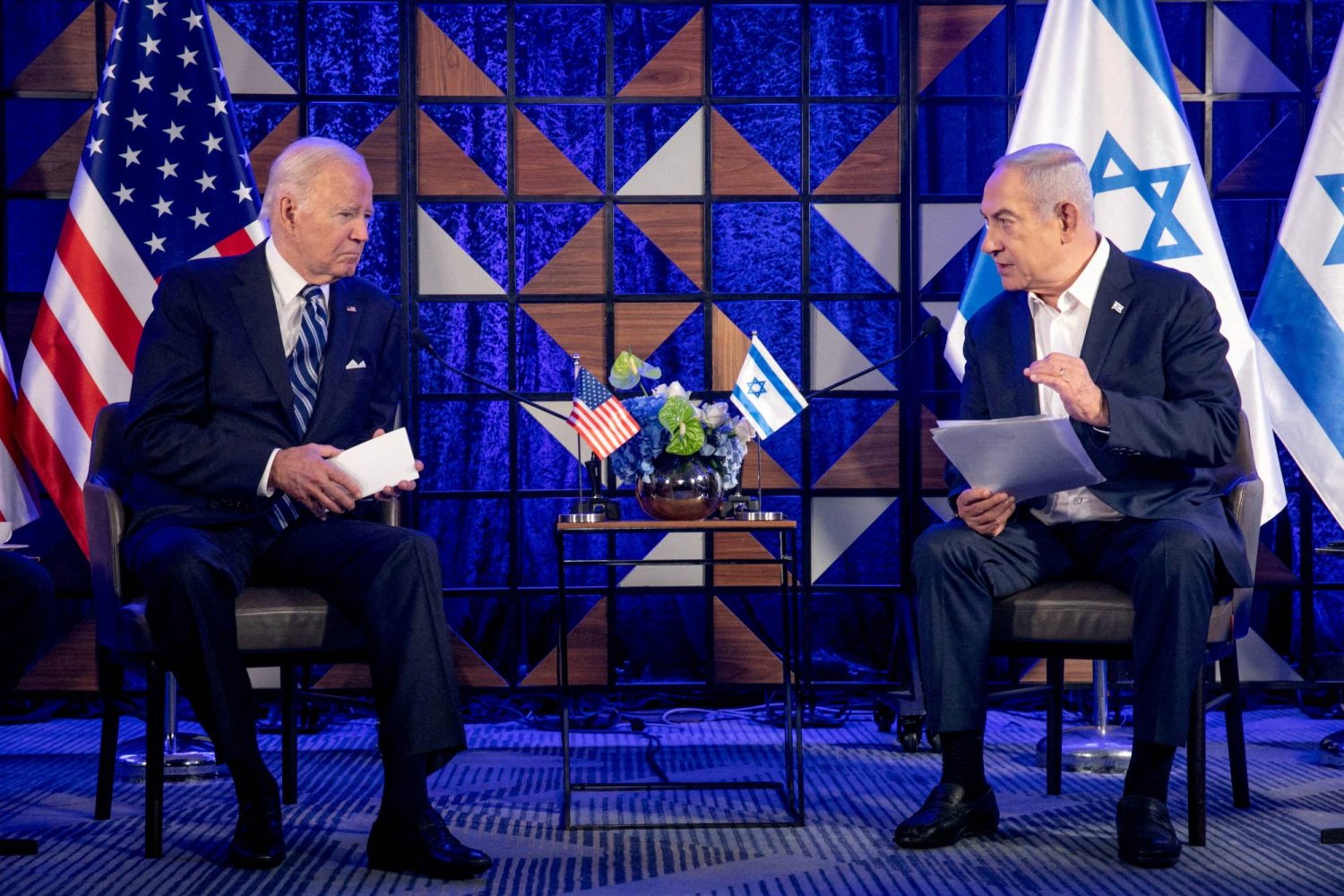 الرئيس الأميركي جو بايدن ورئيس الوزراء الإسرائيلي بنيامين نتنياهو خلال لقائهما بتل أبيب في 18 أكتوبر 2023 (رويترز)