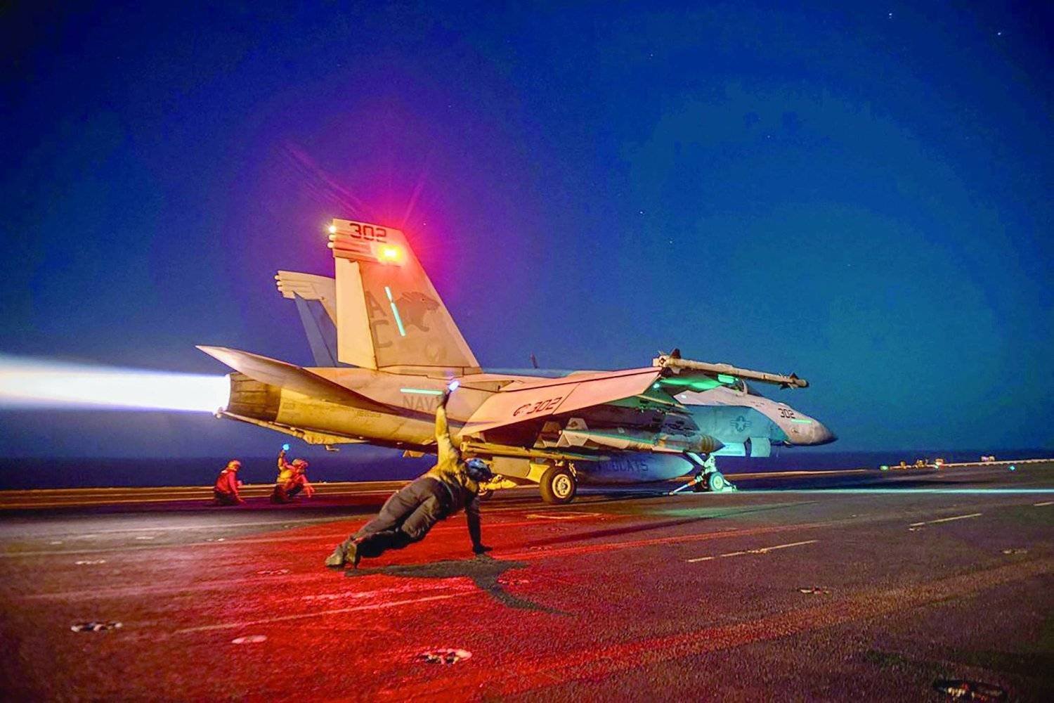 Kızıldeniz'deki bir uçak gemisinden Husilere saldırmak için havalanan Amerikalı bir savaş uçağı (Arşiv-AFP)