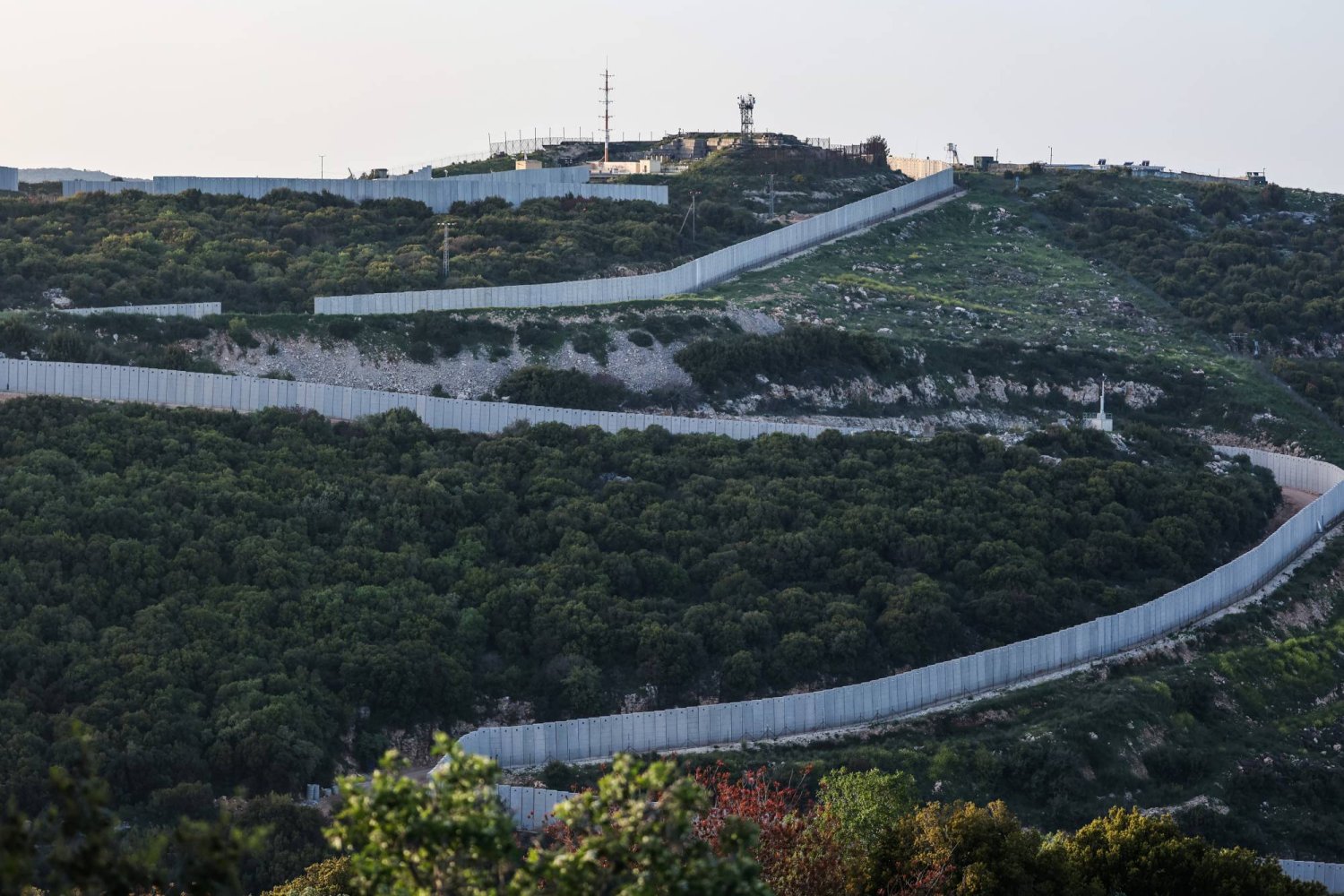 الجدار الحدودي الإسرائيلي اللبناني بعد أن أصابه صاروخ تم اعتراضه أطلق من لبنان (د.ب.أ)