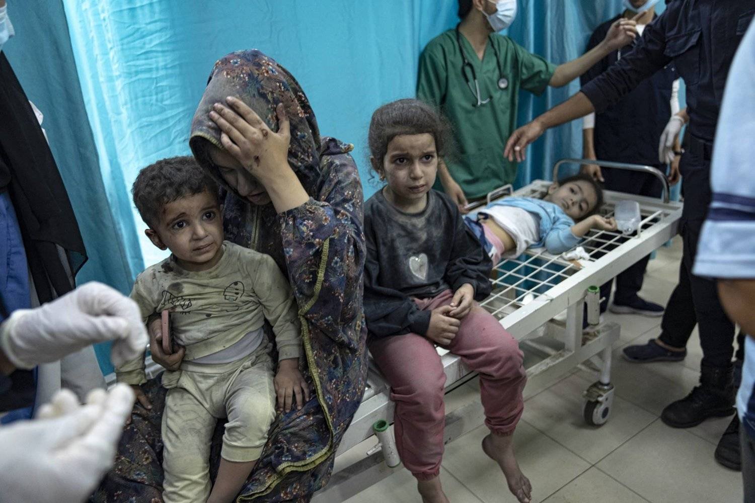 فلسطينيون مصابون في قصف إسرائيلي على قطاع غزة بمستشفى في خان يونس (أ.ب)