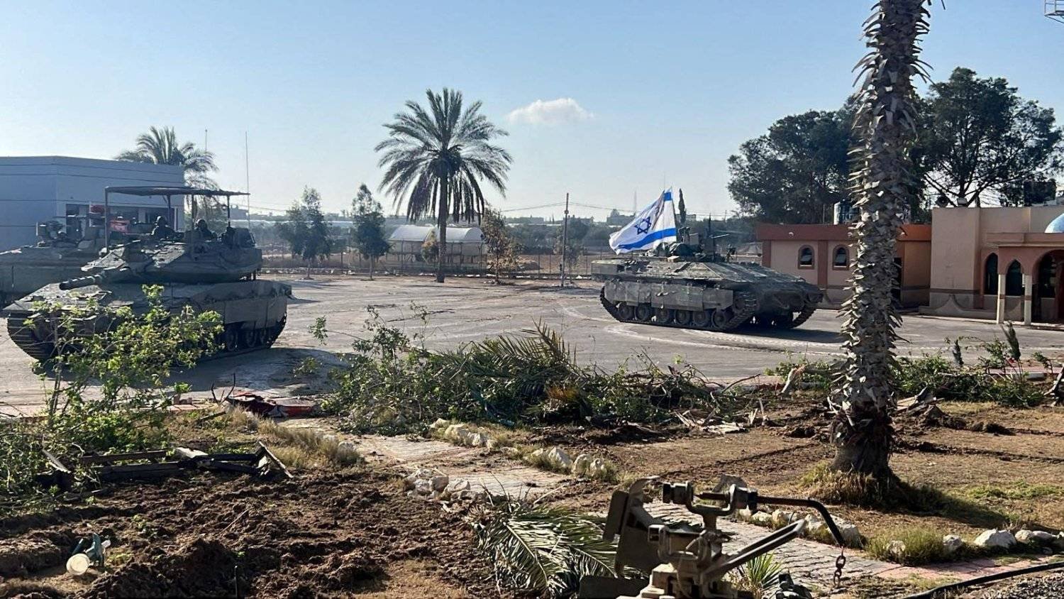 آليات إسرائيلية في الجانب الفلسطيني من معبر رفح اليوم (الجيش الإسرائيلي - رويترز)