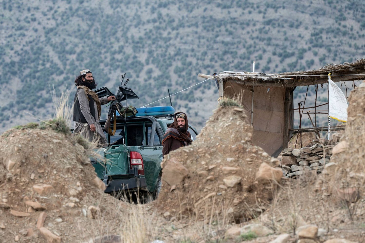 عناصر من حركة «طالبان» يقفون لحراسة موقع في منطقة زامبار في منطقة ساباري بإقليم خوست (أ.ف.ب)