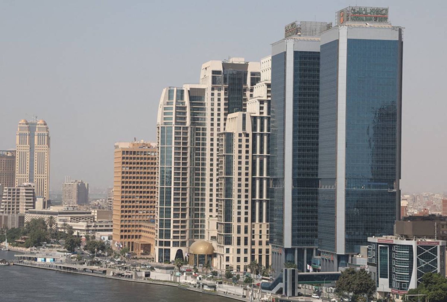 أبراج وفنادق ومكاتب شركات على نهر النيل في العاصمة المصرية القاهرة (رويترز)